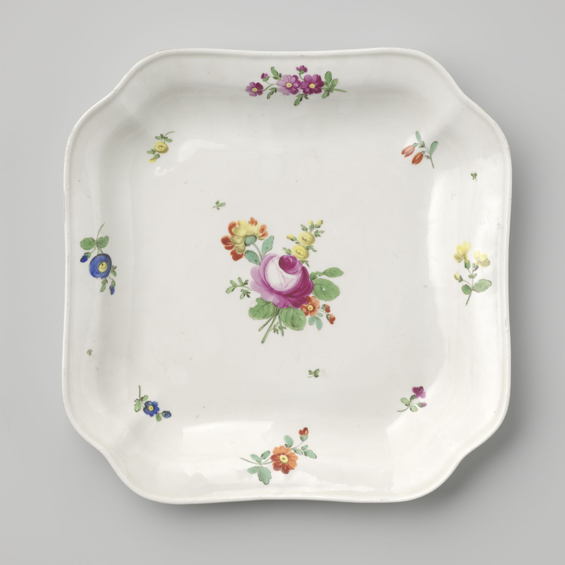 Dish with a bouquet and flower sprays by Kaiserliche Porzellanmanufaktur
