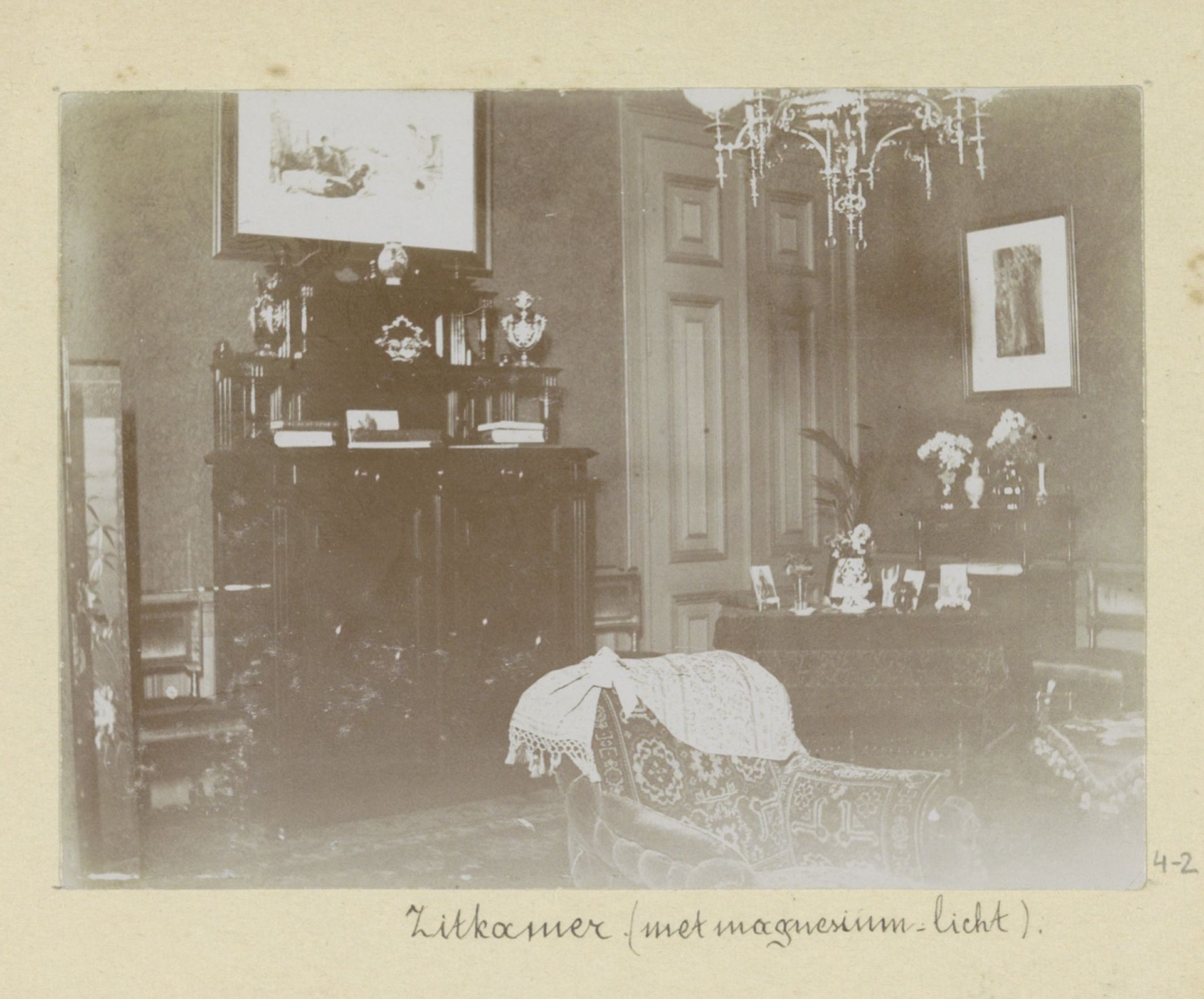 Interieur van de zitkamer by Hendrik Herman van den Berg