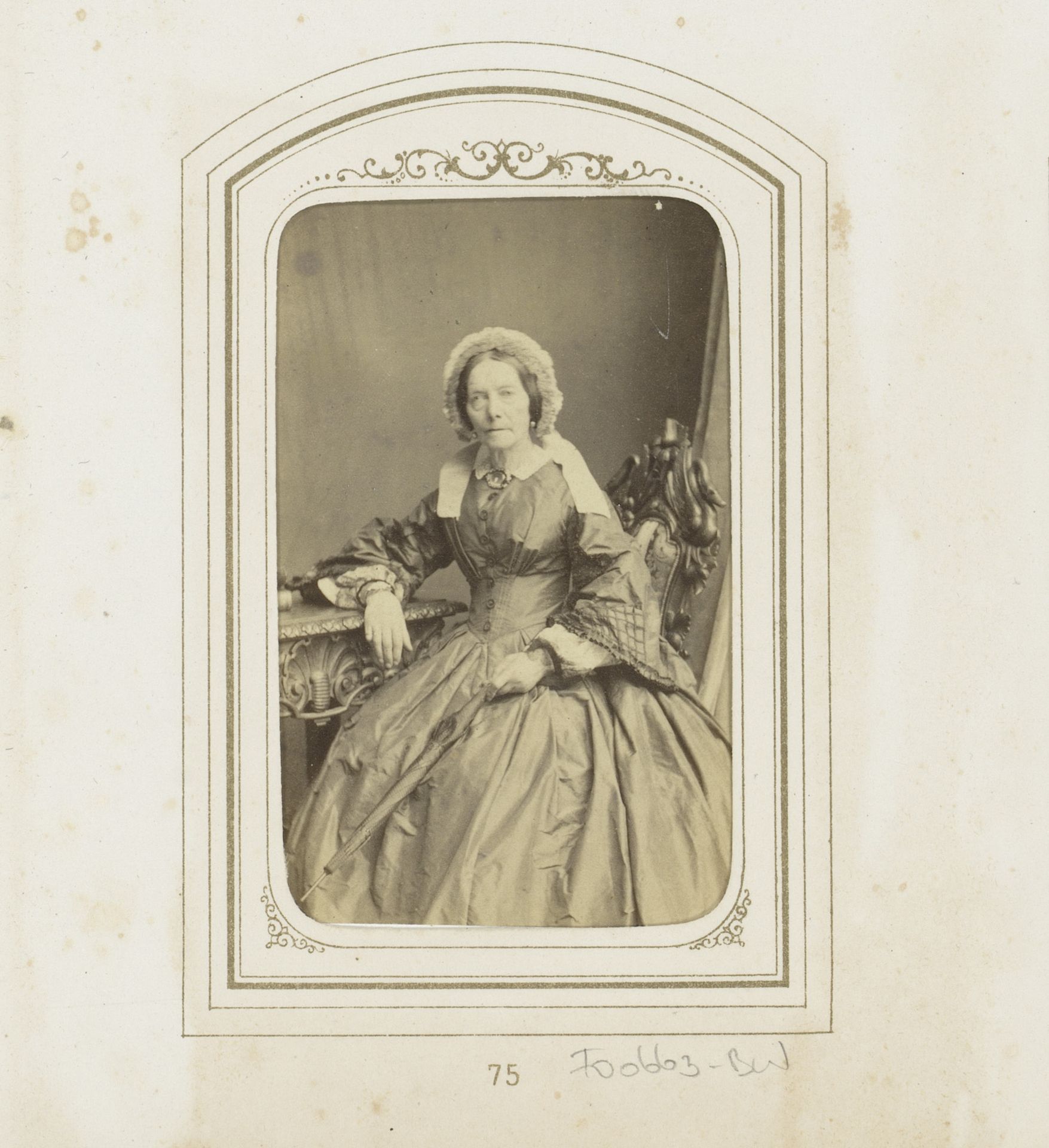 Portret van een zittende oude vrouw met muts by Henri Pronk