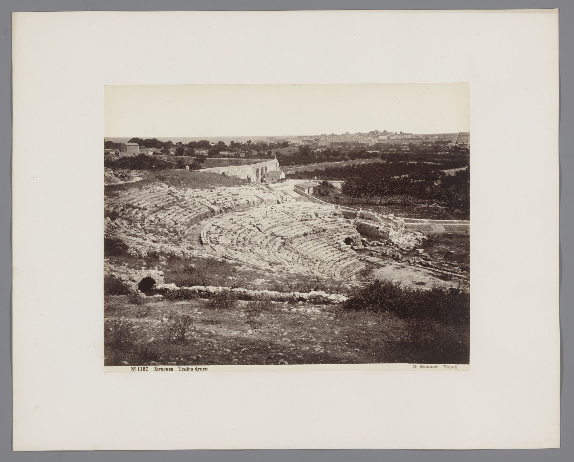 Gezicht op de ruïne van het Griekse amfitheater te Syracuse, Sicilië by Giorgio Sommer