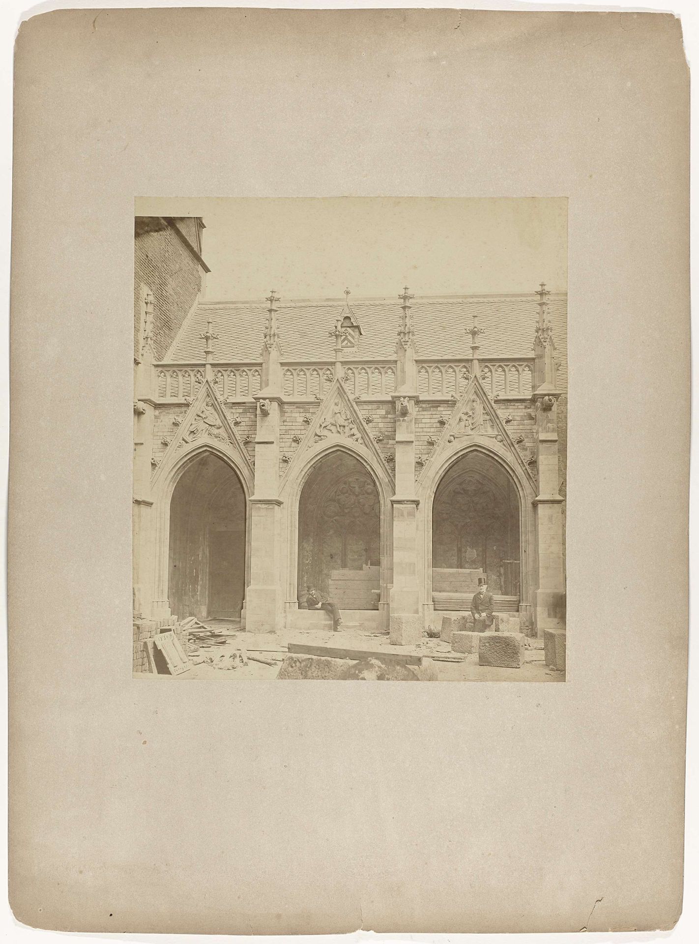 Restauratie van de kloosteromgang van de Domkerk in Utrecht by Eduard François Georges