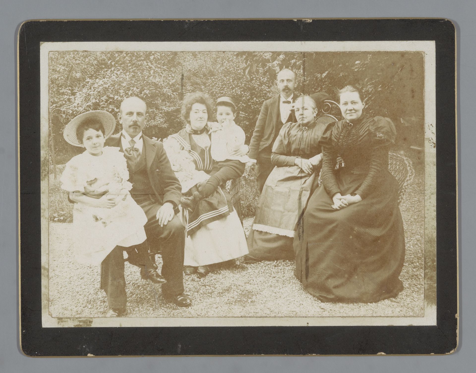Groepsportret van de familie Hoogendijk, Johanna en Han van der Kop in een tuin te Schoonhoven by Willem Carel van der Kop