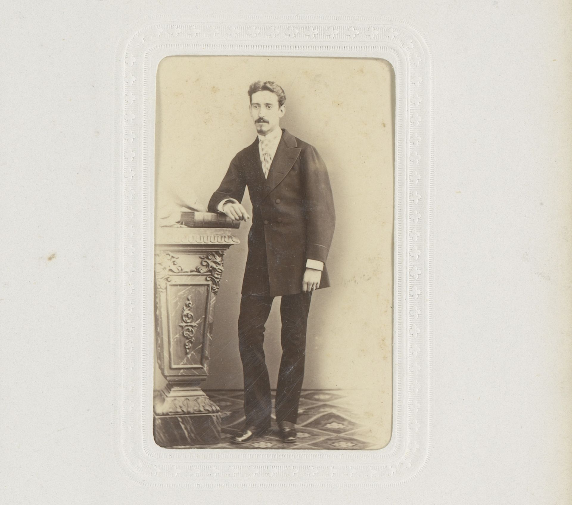 Portret van een man, staand bij een zuil met boek by Juan Martí