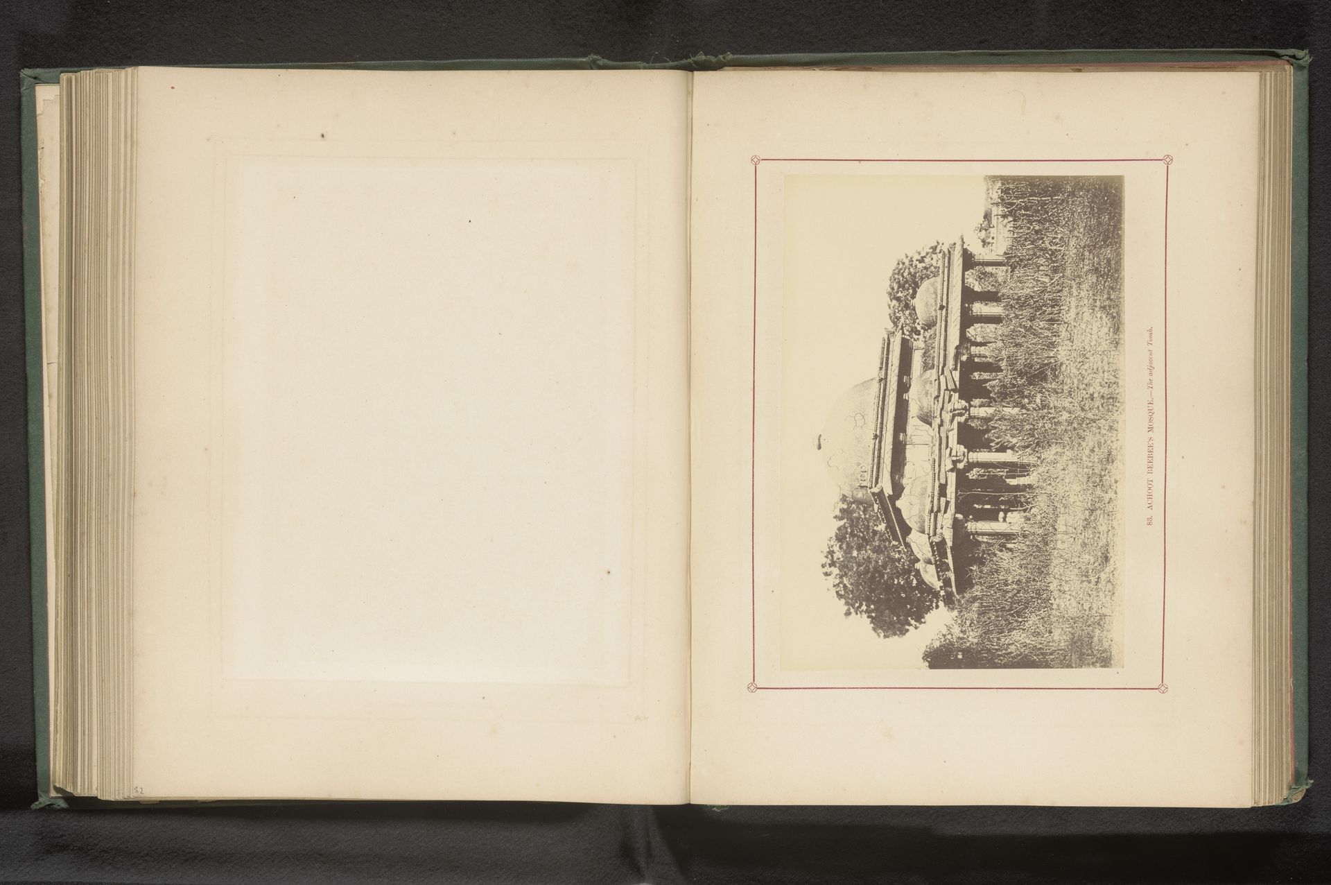 Gezicht op een tombe vlakbij de Achut Bibi-moskee in Ahmedabad by Thomas Biggs