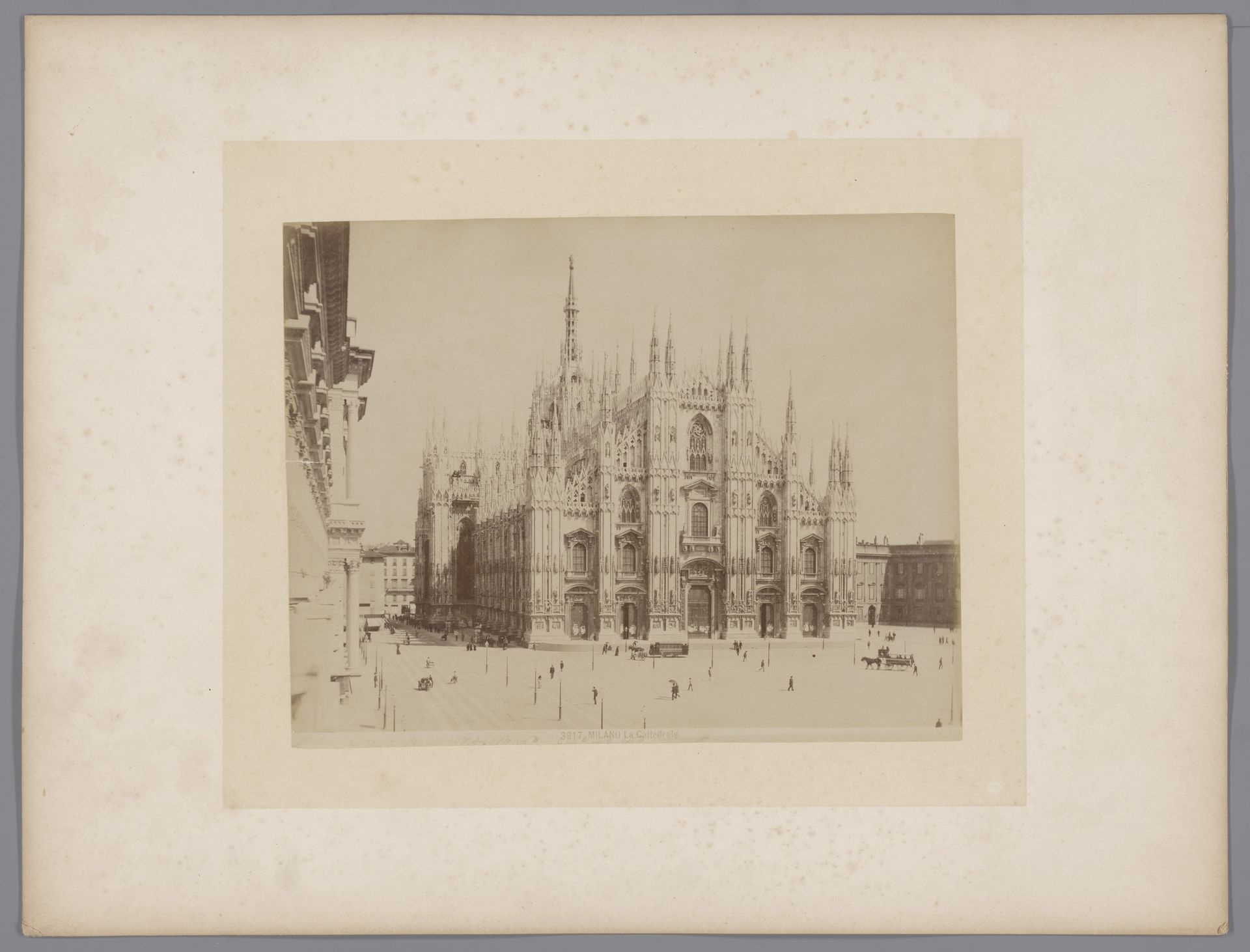Exterieur van de kathedraal van Milaan, Italië by Giacomo Brogi