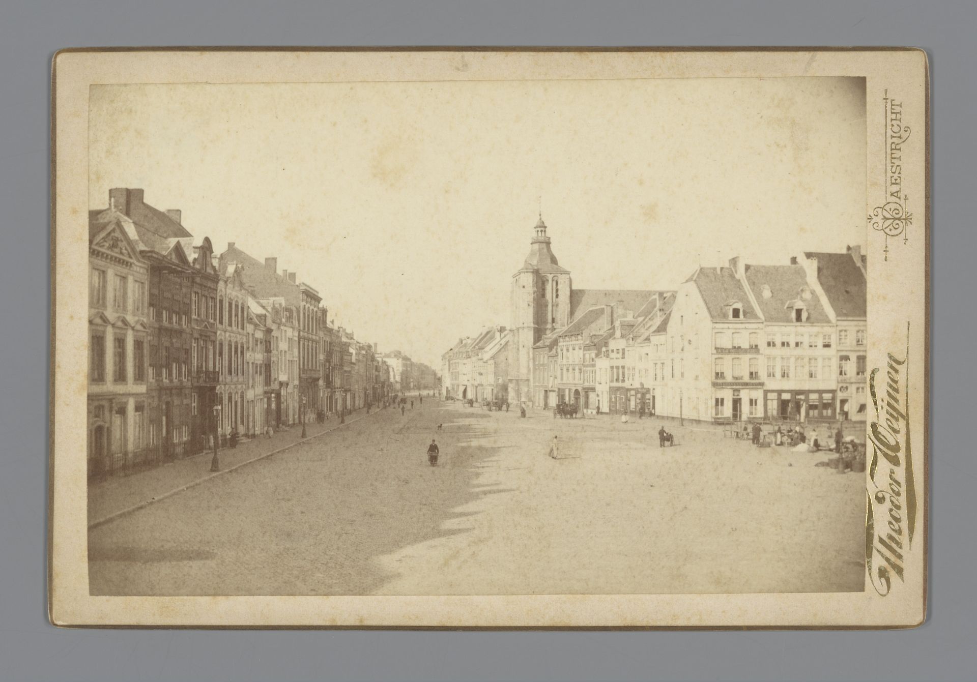 Gezicht op de Boschstraat met de Sint-Matthiaskerk te Maastricht by Théodor Weijnen