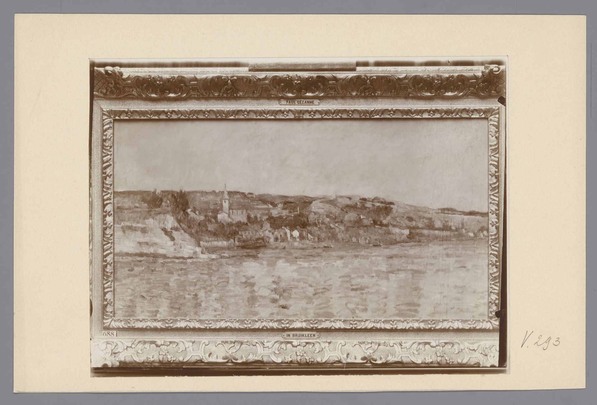 Fotoreproductie van een schilderij met een gezicht op een stad aan een rivier door Paul Cézanne uit de collectie Hoogendijk by Johannes Gerardus Happel