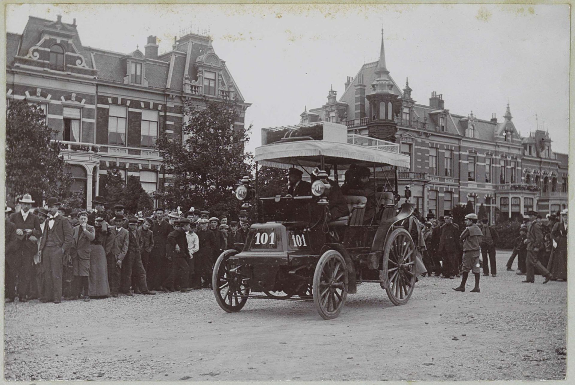 Autocoureur Prevost (Prevot), deelnemer aan de race Parijs-Amsterdam, in zijn automobiel (vermoedelijk) te Nijmegen by Delizy