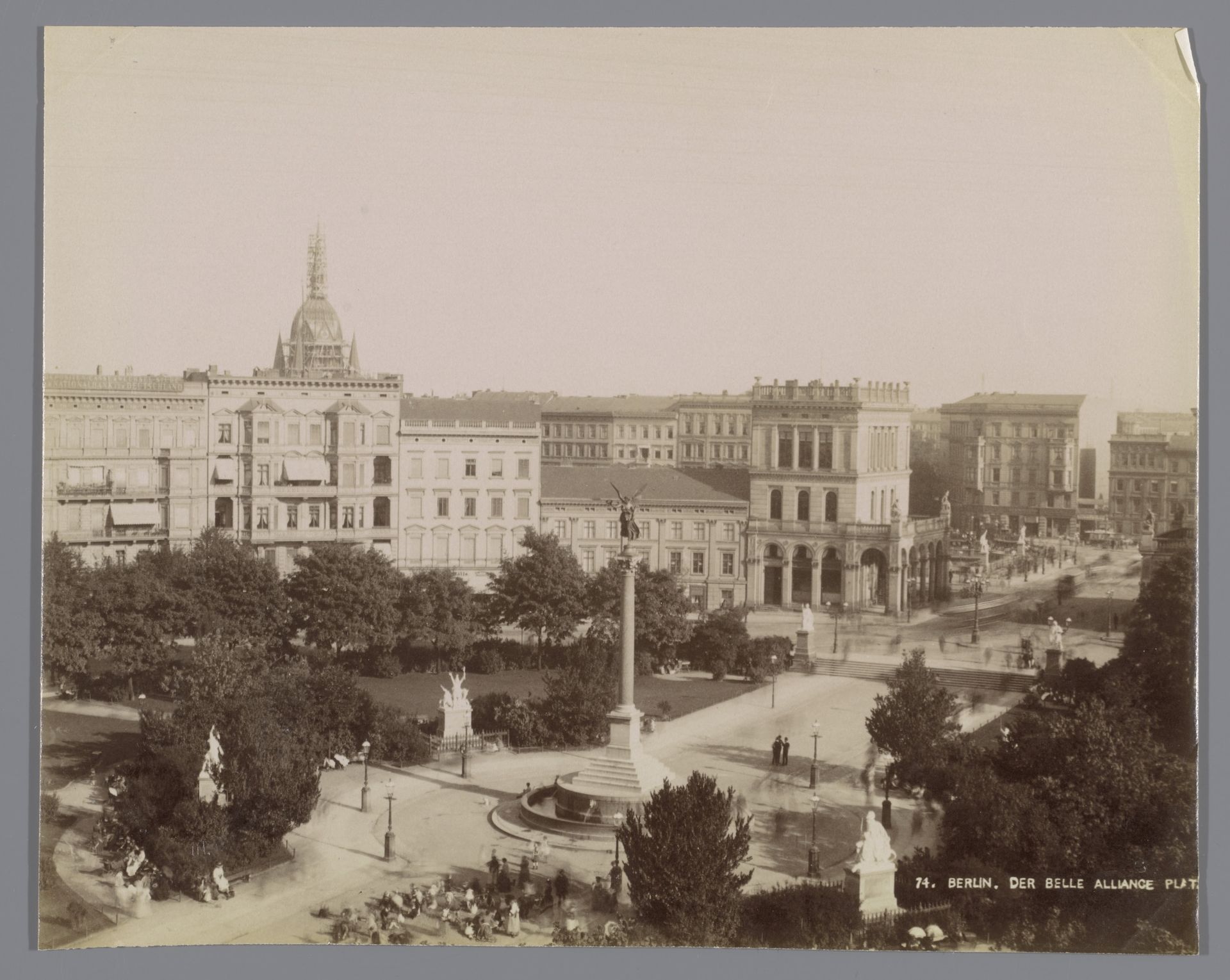 Gezicht op de Belle-Alliance-Platz in Berlijn by Friedrich Albert Schwartz