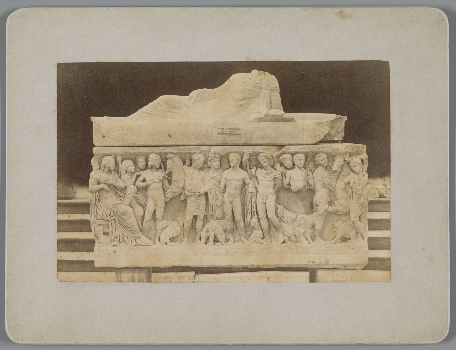 Sarcofaag in museum te Arles by Neurdein Frères