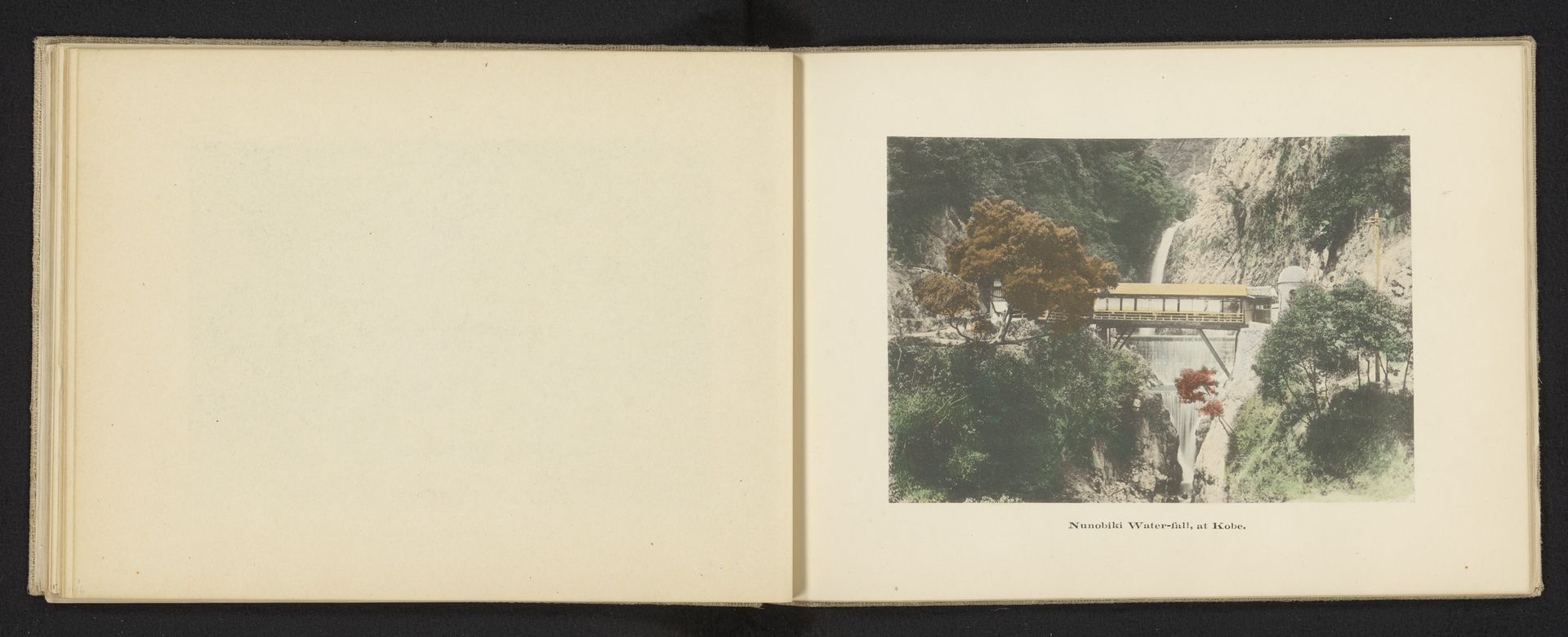 Gezicht op de Nunobiki waterval bij Kobe by Kōzaburō Tamamura