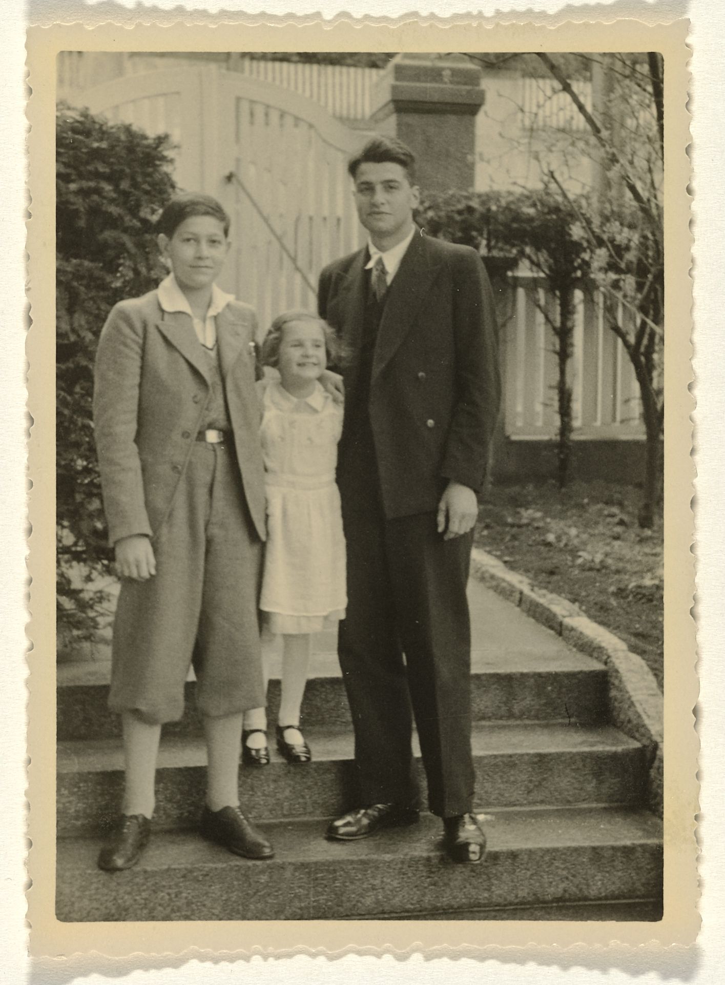 Isabel Wachenheimer met haar neven Klaus en Werner Zürndorfer, in de tuin van de familie Wachenheimer in Stuttgart, 1935 by Anonymous
