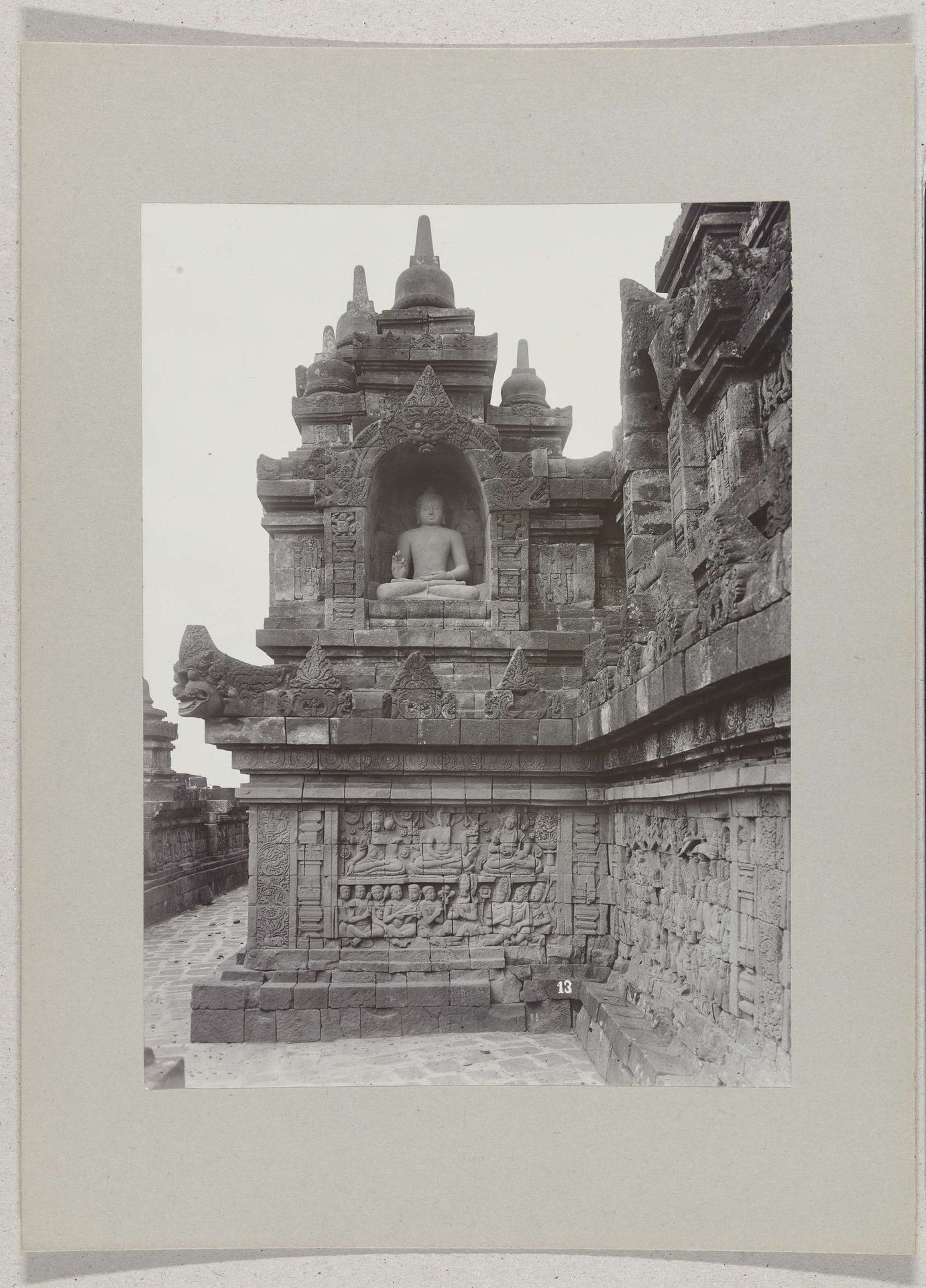 Gaanderij van de Borobudur (Boroboedoer) met een beeld van Boeddha, nabij Magelang, Nederlands-Indië by Onnes Kurkdjian