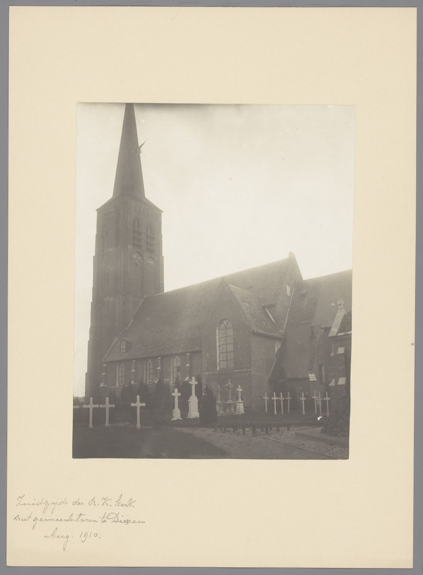 Zuidzijde van de Sint-Willibrorduskerk te Diessen by anoniem (Monumentenzorg)