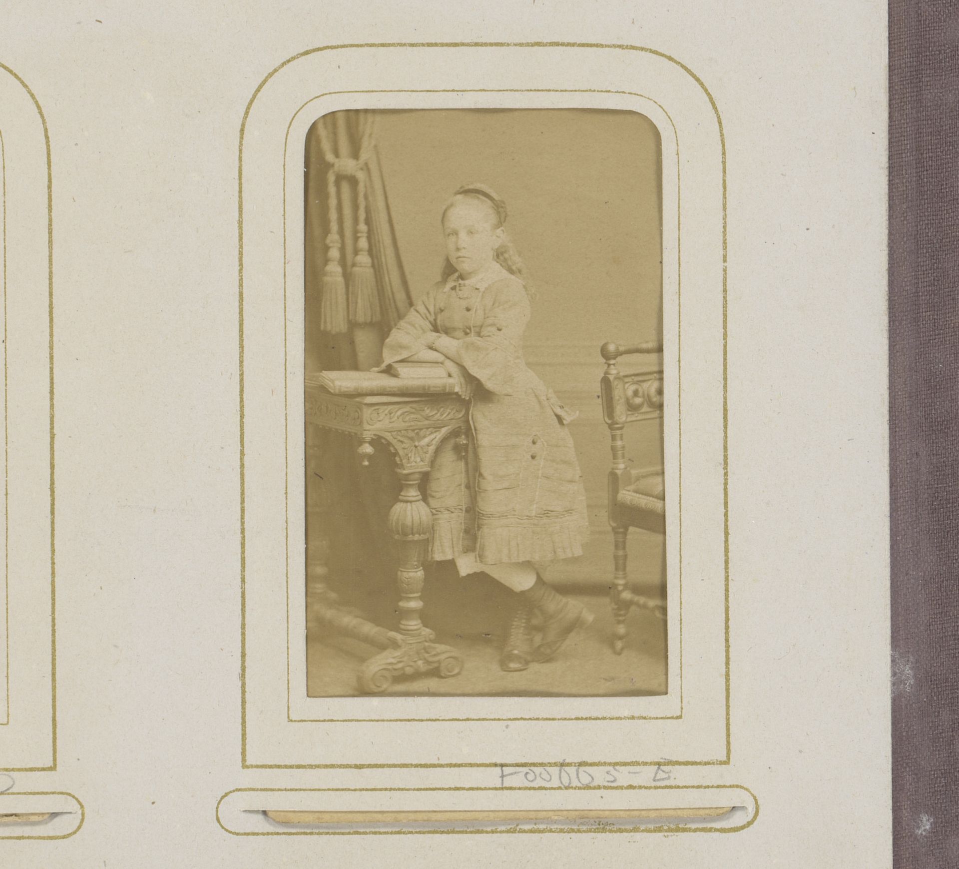 Portret van een meisje, leunend op bureau met boeken by Albert Greiner