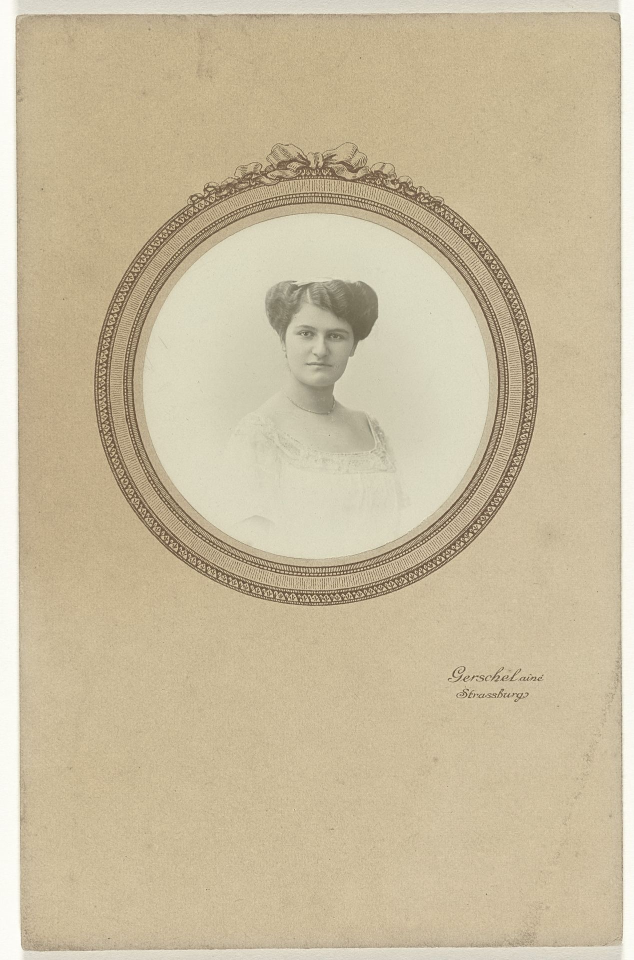 Passepartout van Mathilde Wachenheimer-Wertheimer als jonge vrouw by Gerschel aîné