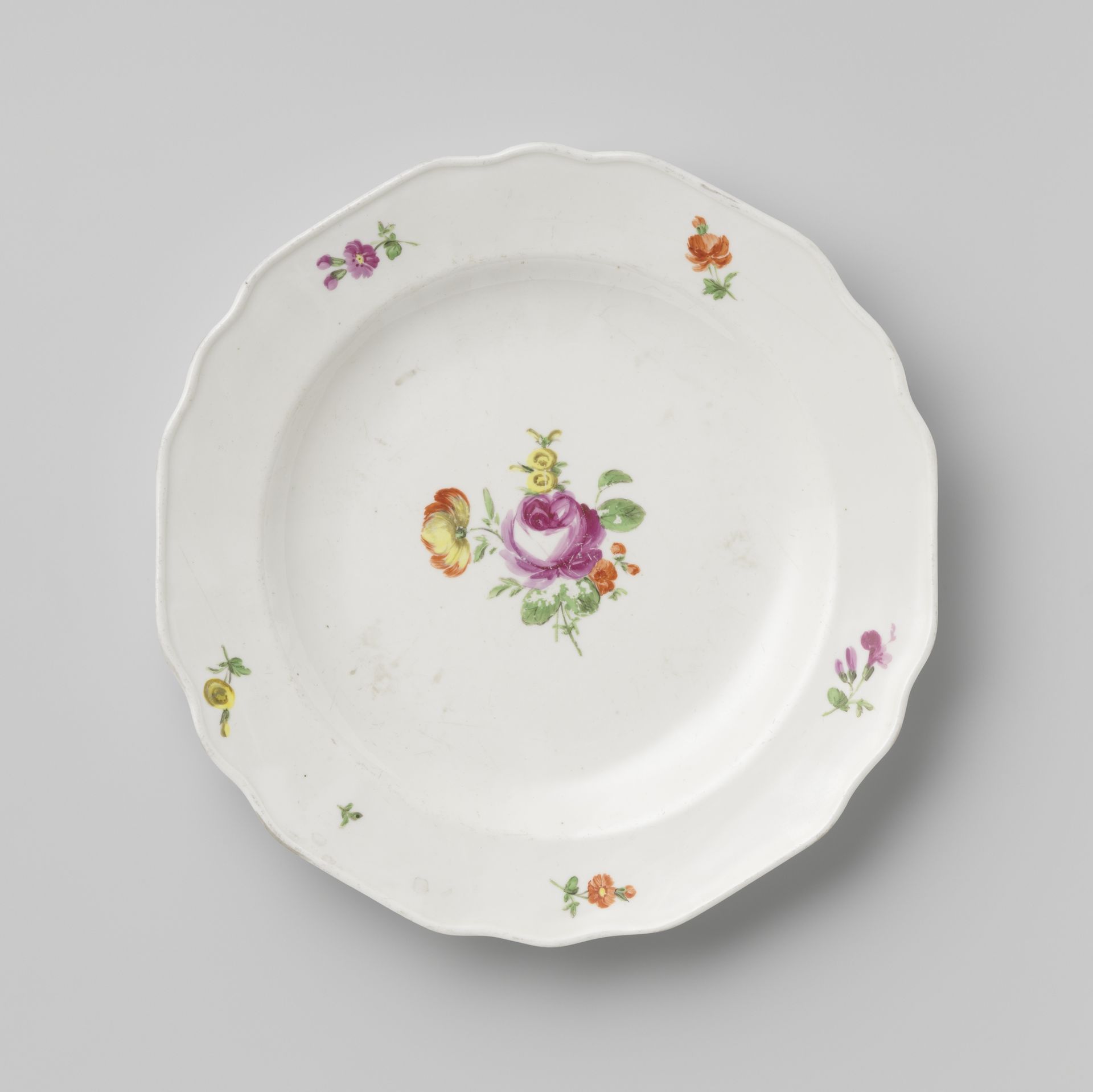 Plate with a bouquet and flower sprays by Kaiserliche Porzellanmanufaktur
