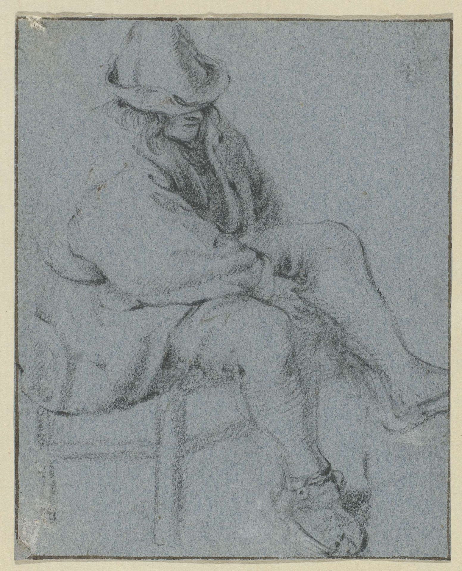 Zittende man met hoed op kruk en opgetrokken been by Cornelis Dusart