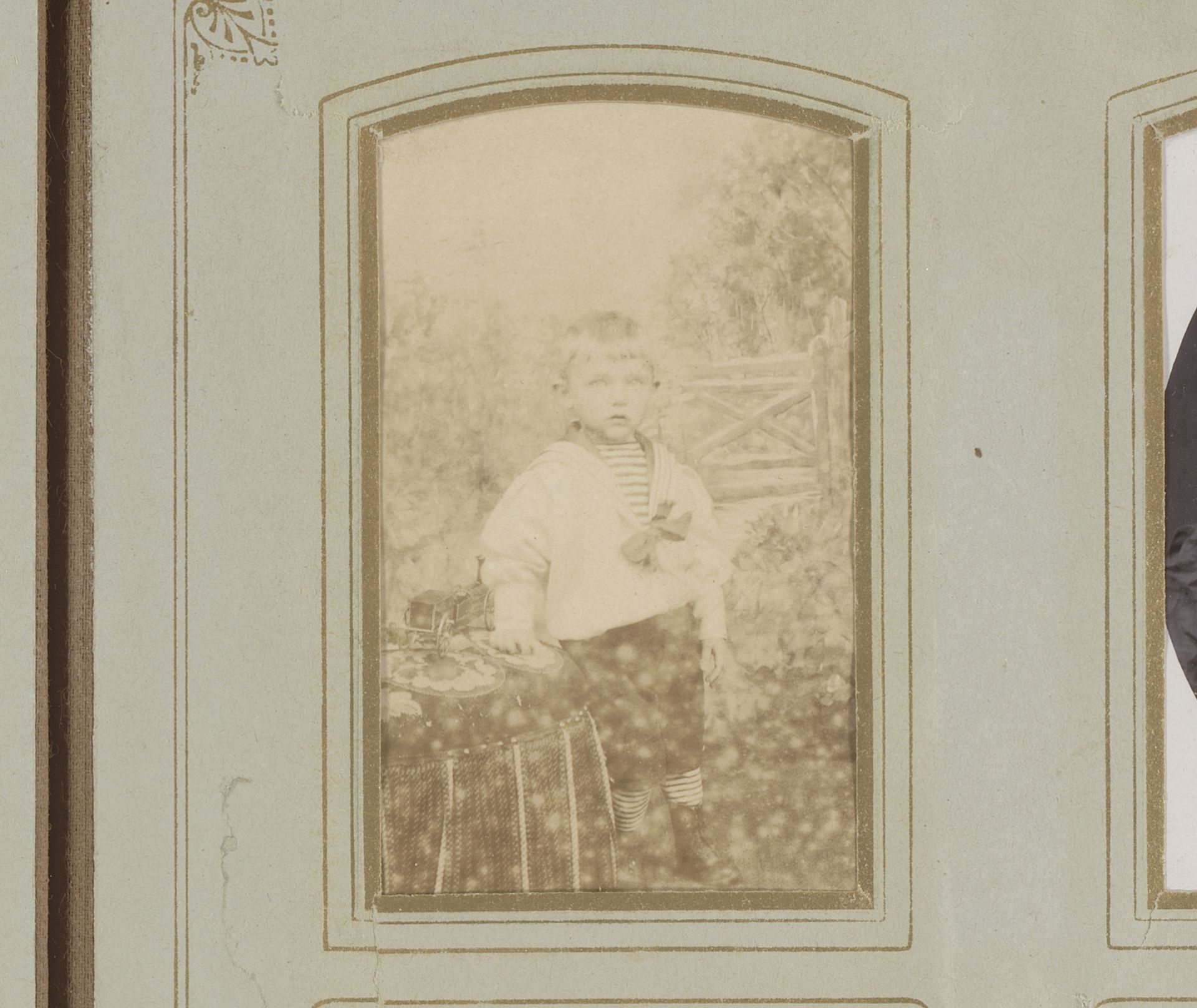Portret van een jongen, gekleed als matroos by J. Siewers & Zoon