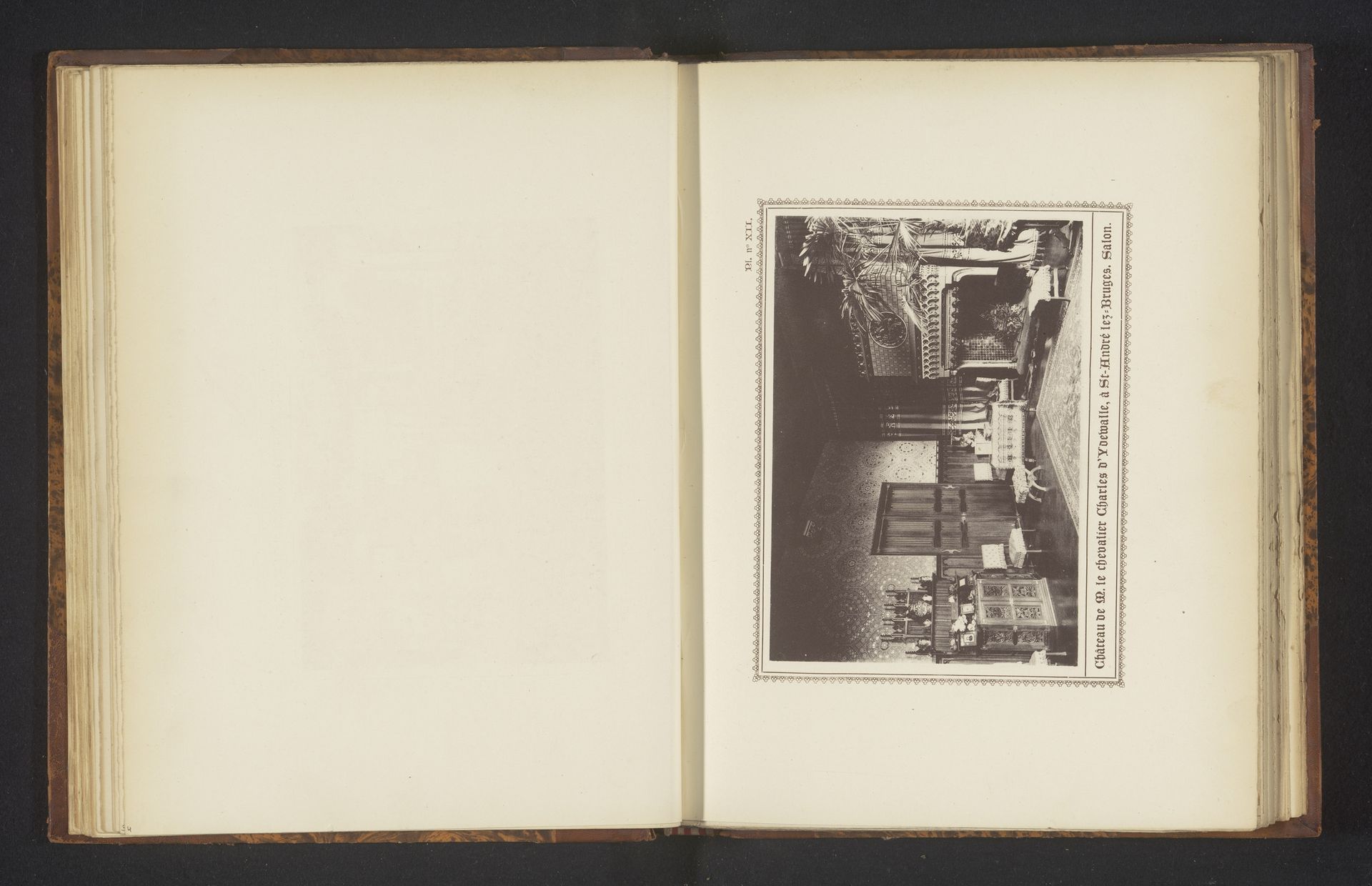 Gezicht op de woonkamer van het kasteel van Charles d'Ydewalle in Saint-André-les-Bruges, België by Joseph Casier