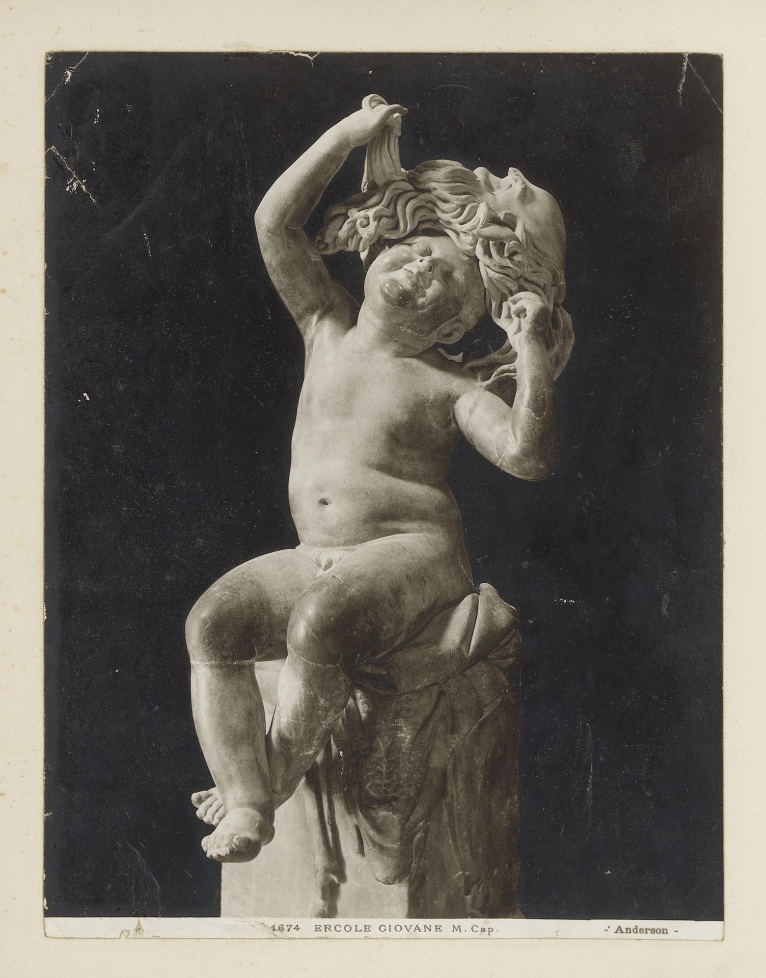 Sculptuur van een jongen spelend met een masker, in de Capitolijnse Musea te Rome by James Anderson