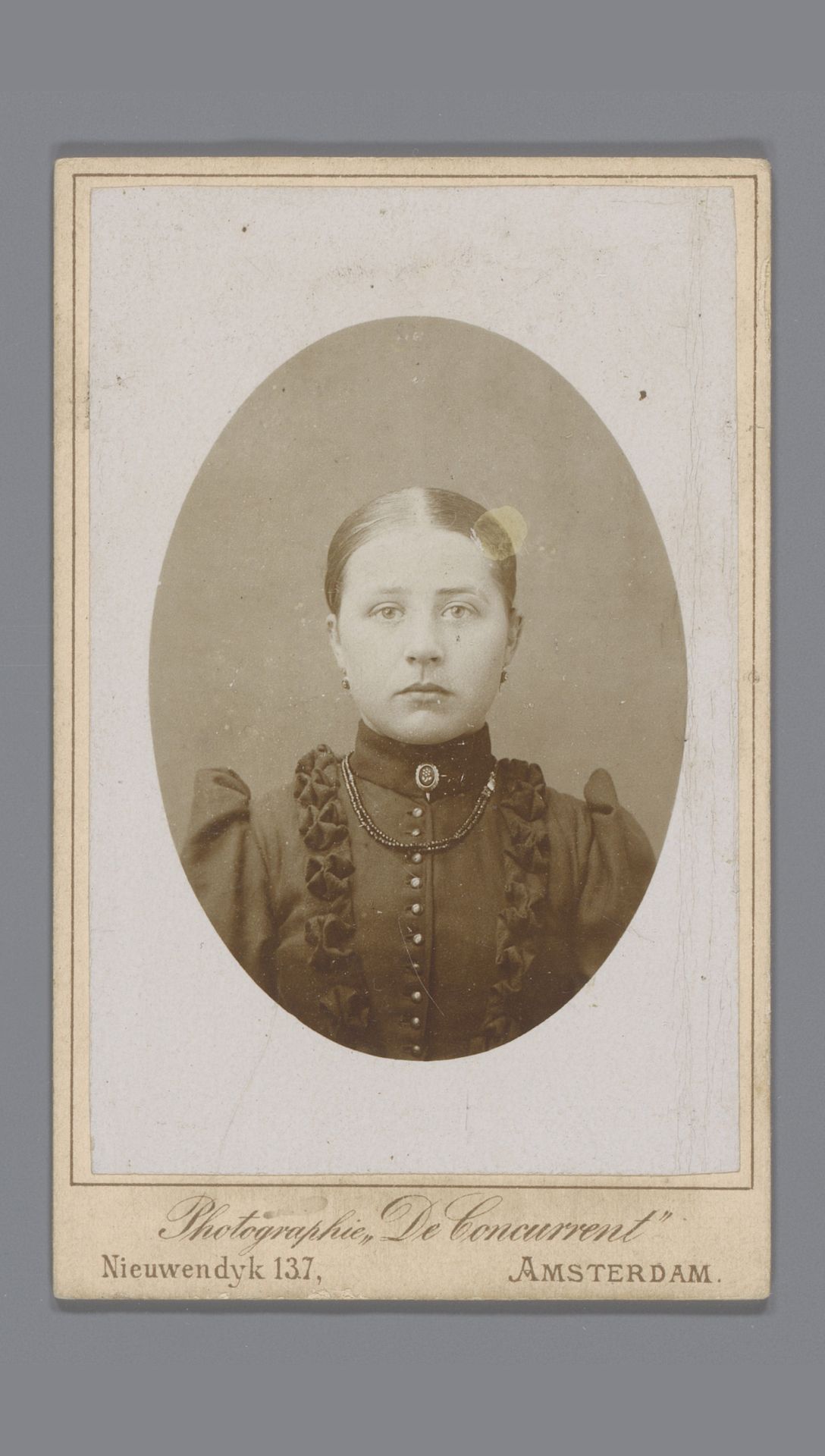 Portret van een onbekende jonge vrouw by Photographie De Concurrent