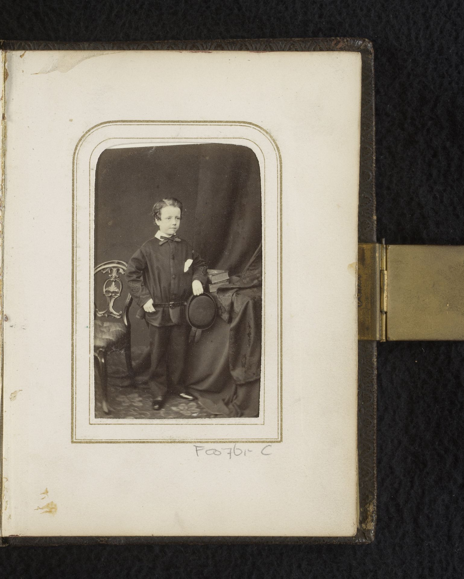 Portret van een jongen met hoed by Messrs. White