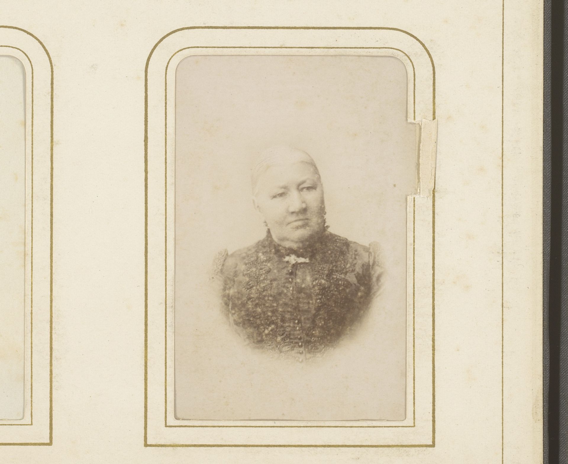 Portret van een vrouw by A. Moriau
