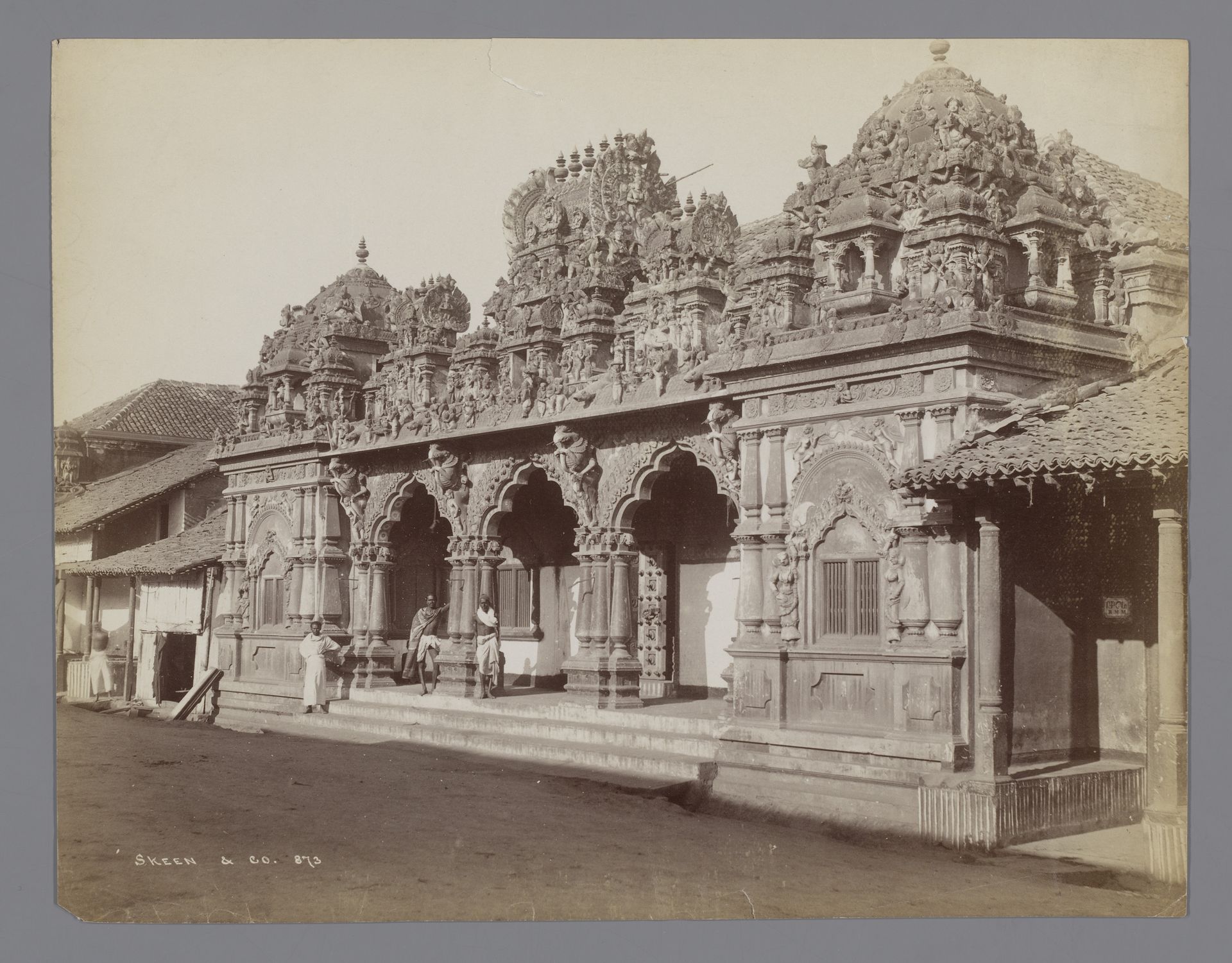Tempel, Ceylon [?] (huidige Sri Lanka) by W.L.H. Skeen & Co.