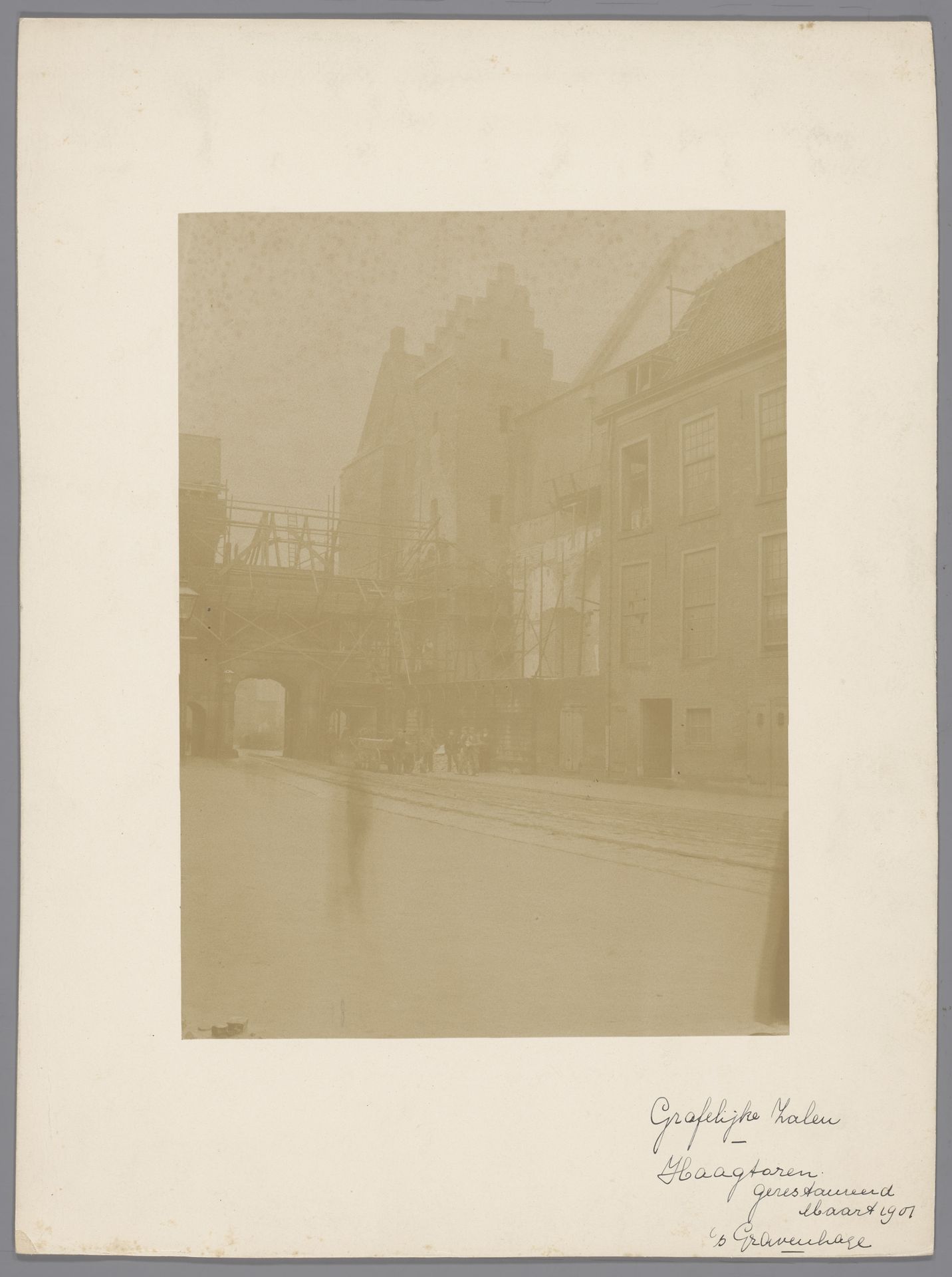 Gezicht op de Grafelijke Zalen op het Binnenhof tijdens de restauratie by anoniem (Monumentenzorg)