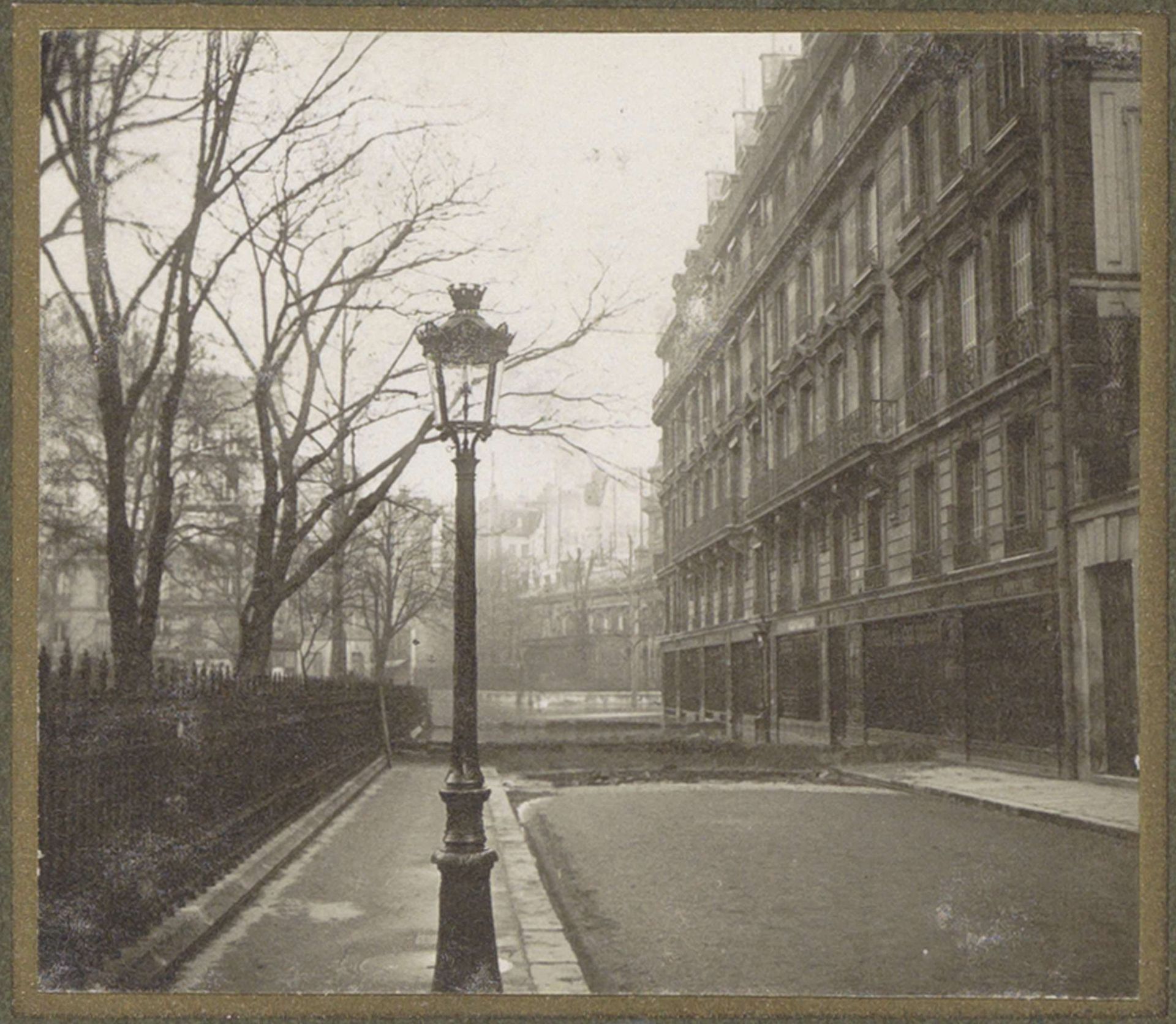 Drooggebleven straat met een dam tijdens de overstroming van Parijs by G. Dangereux