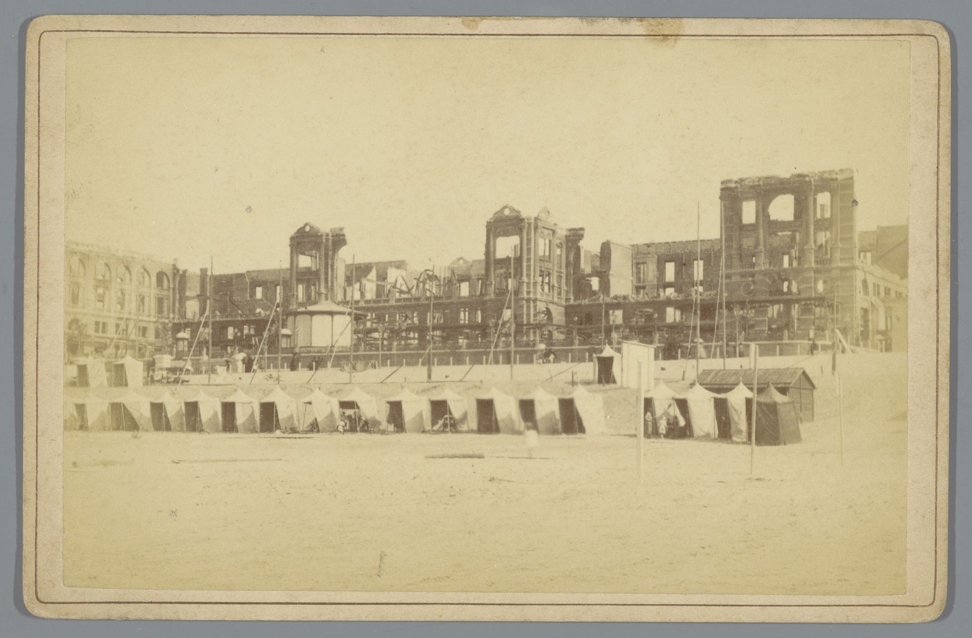 Gezicht op de ruïne van het Kurhaus te Scheveningen by Willem Frederik Vinkenbos