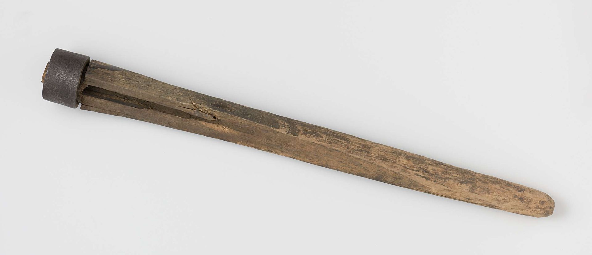 Handvat, spits toelopende stok van hout en ronde ijzeren ring by Anonymous