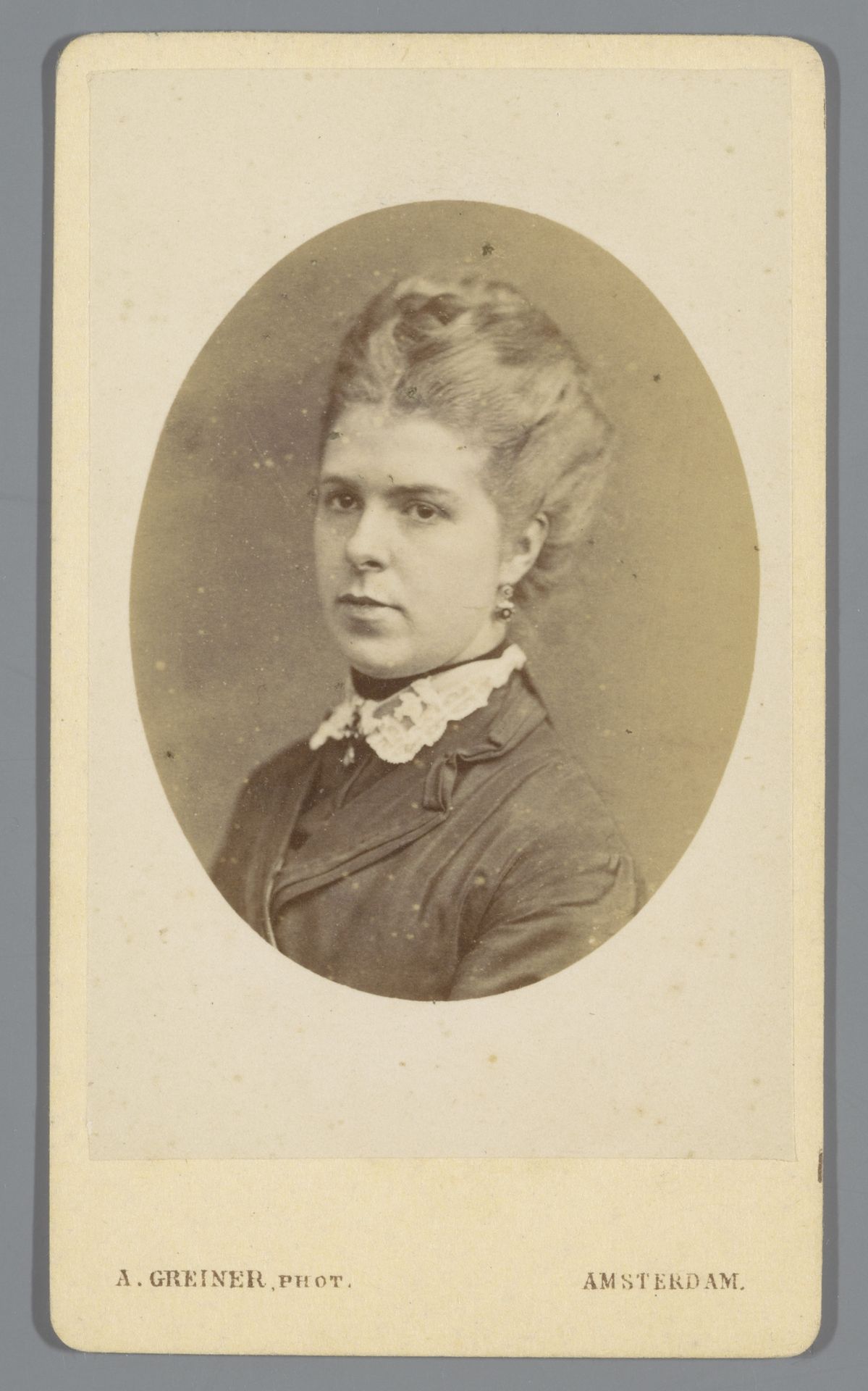 Portret van een onbekende vrouw by Albert Greiner