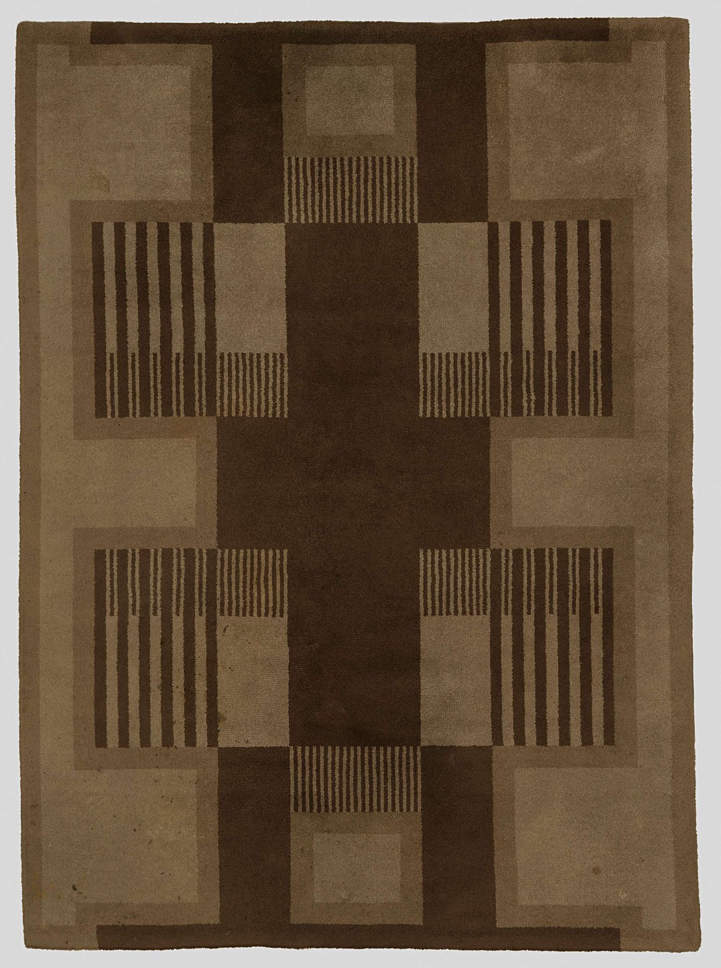 Vloerkleed van wol in bruin en twee tinten beige, met een patroon van geometrische strepen en een kruis in het midden. by Koninklijke Verenigde Tapijtfabrieken