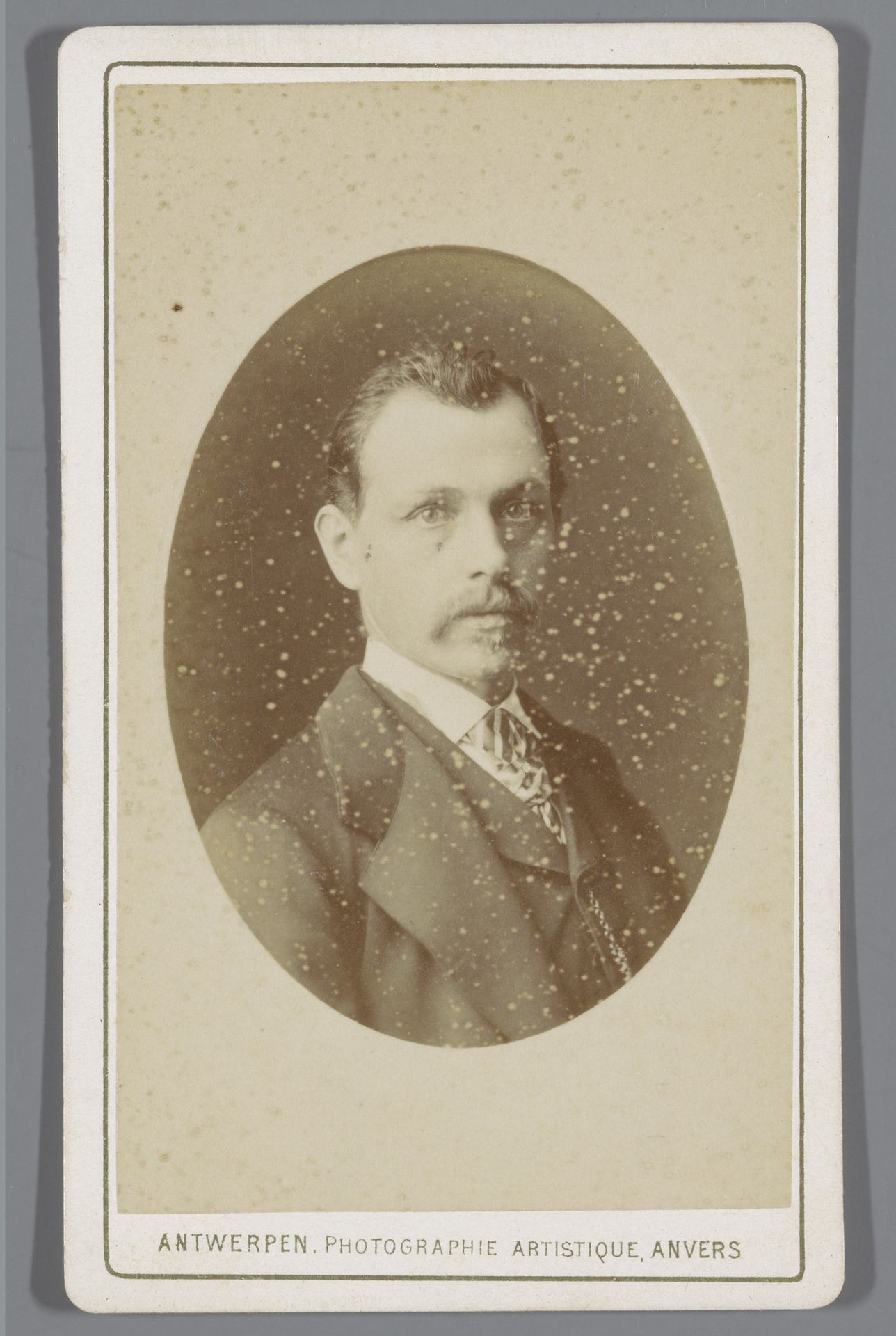 Portret van een onbekende man by Photographie Artistique