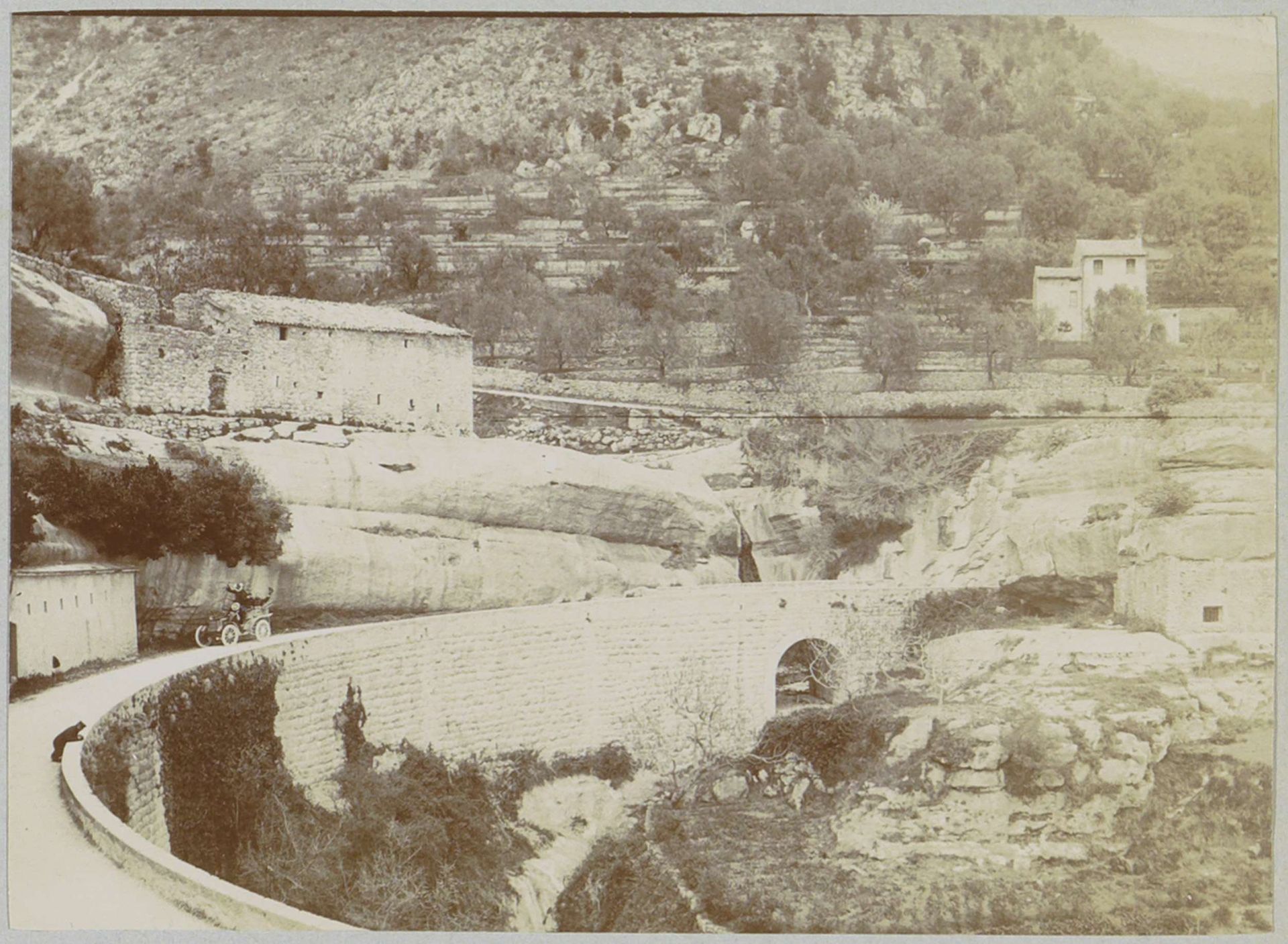 Gezicht op Tourrettes-lès-Vence met een automobiel in de bocht van een weg by Delizy