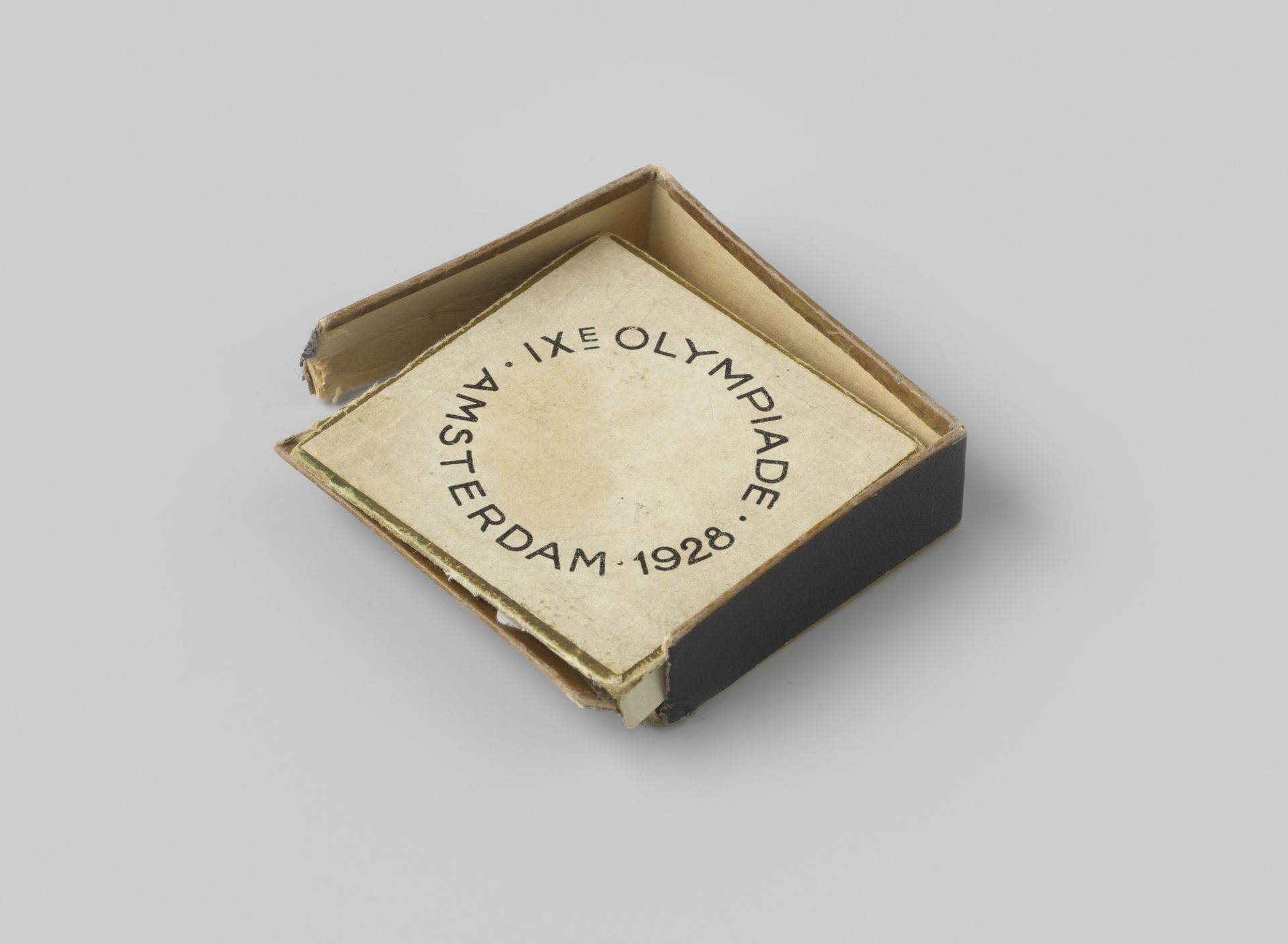 Doosje bij penning van de Negende Olympiade (Olympische Spelen) te Amsterdam, 1928 by Johannes Cornelis Wienecke