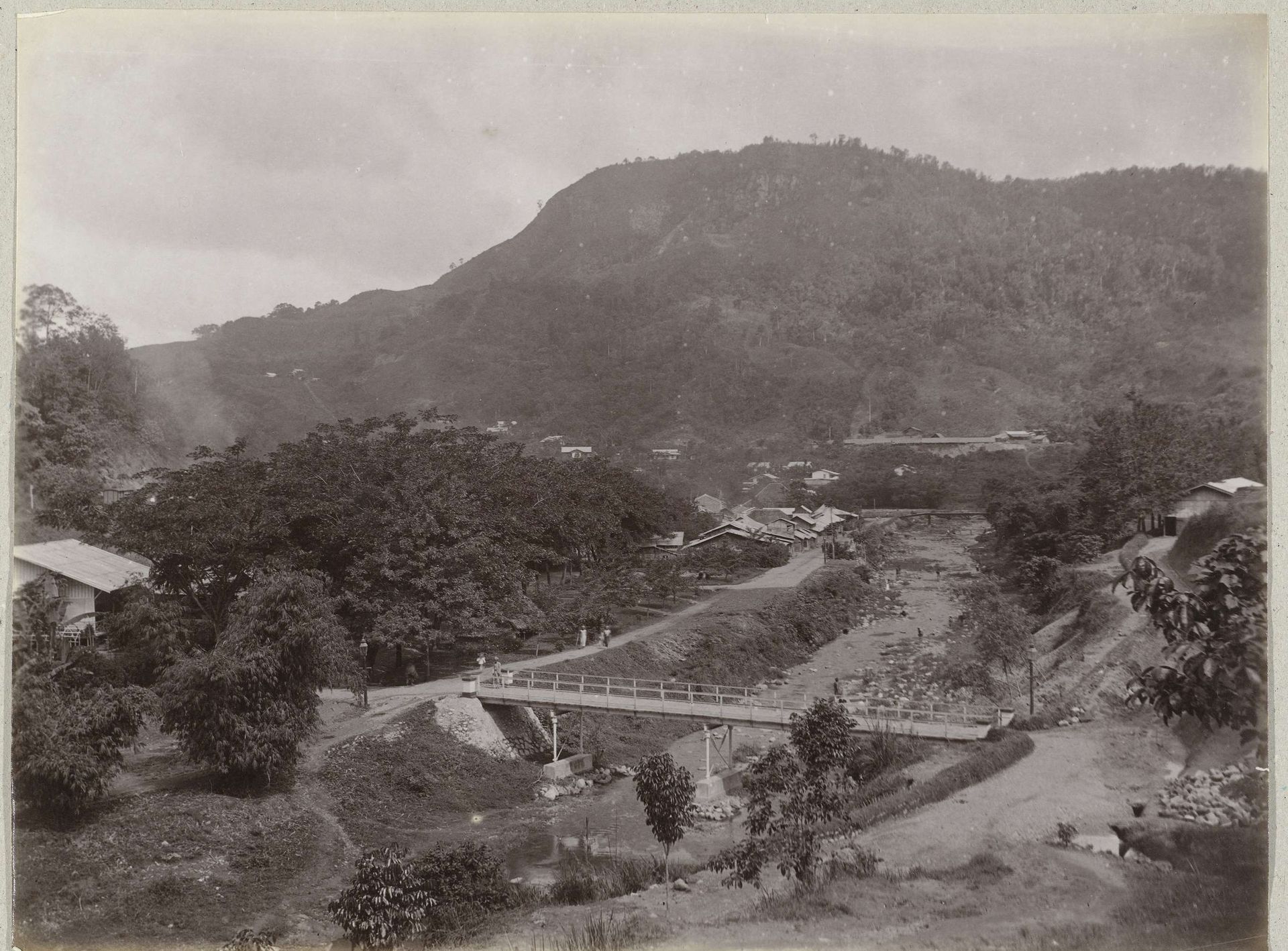 Zicht op de rivier bij Sawahlunto by Christiaan Benjamin Nieuwenhuis