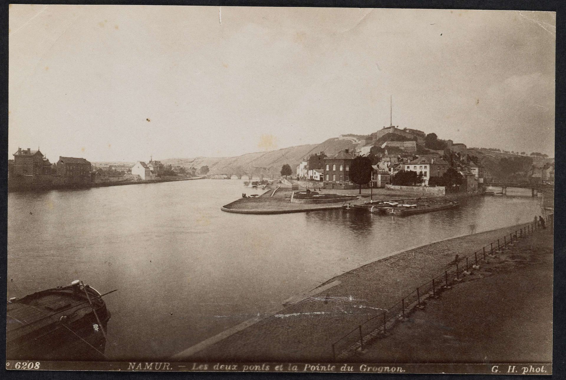 Gezicht op de landtong Grognon in Namen bij de monding van de Samber in de Maas, België by Gustave Hermans