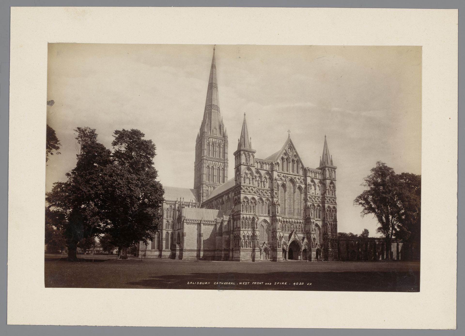 Gezicht op het westelijk front en de toren van de kathedraal van Salisbury by James Valentine