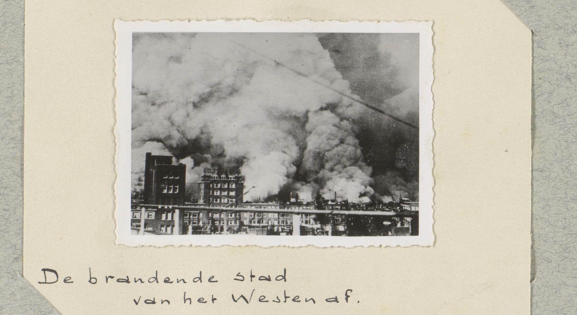 Gezicht op Rotterdam met rookwolken boven de stad by J. Nolte