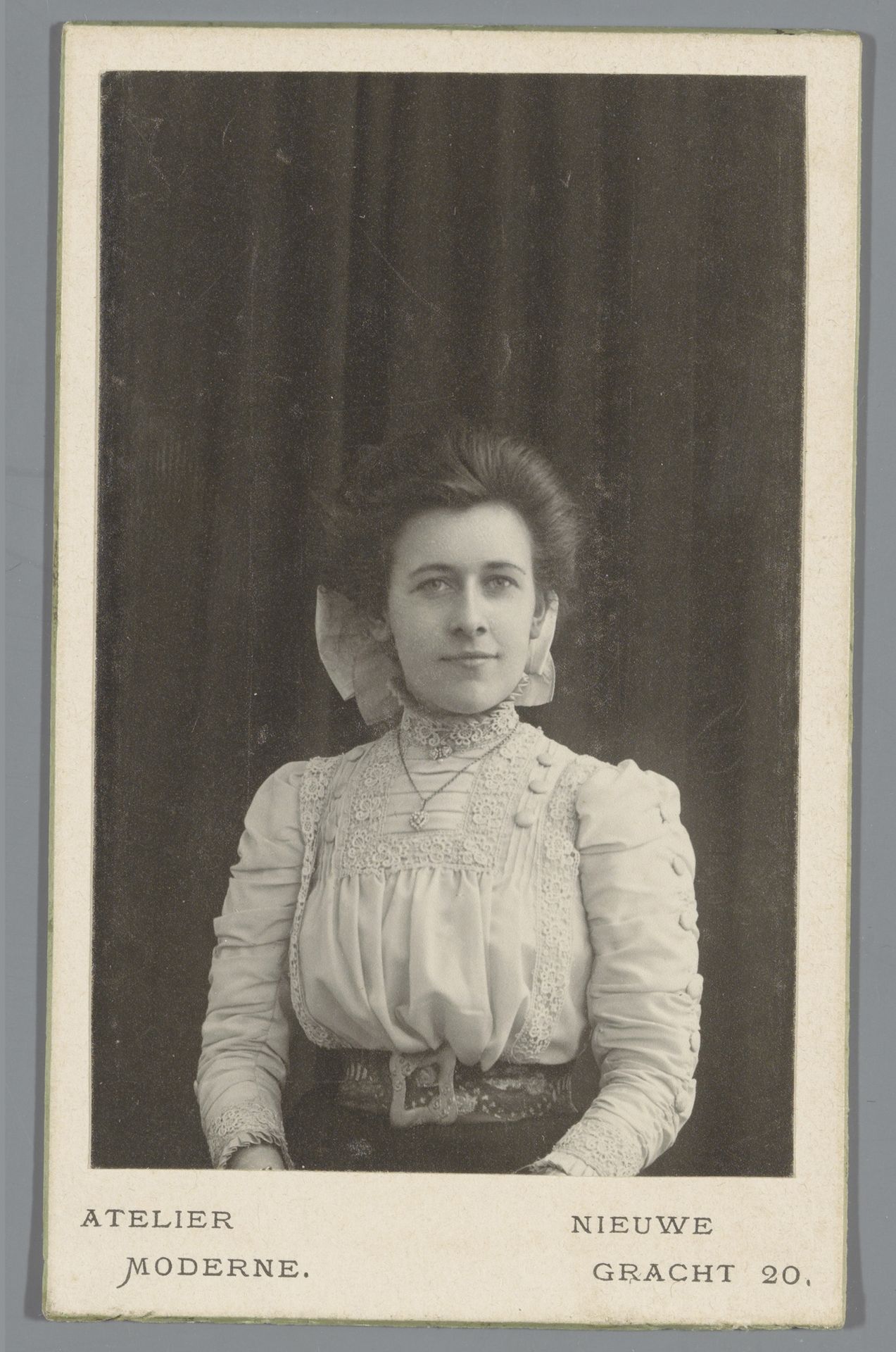 Portret van een onbekende vrouw by Atelier Moderne