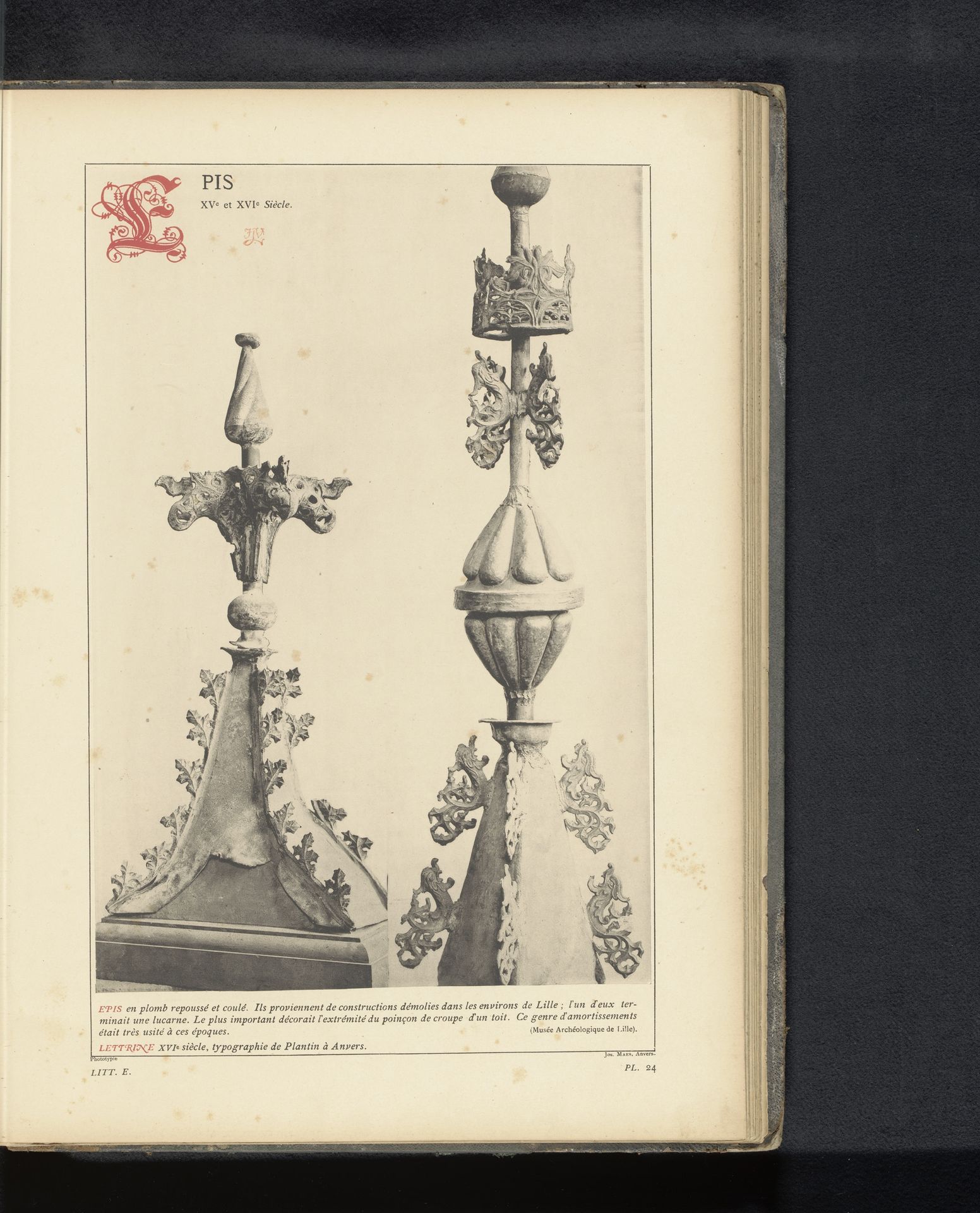 Twee dak decoraties by Anonymous
