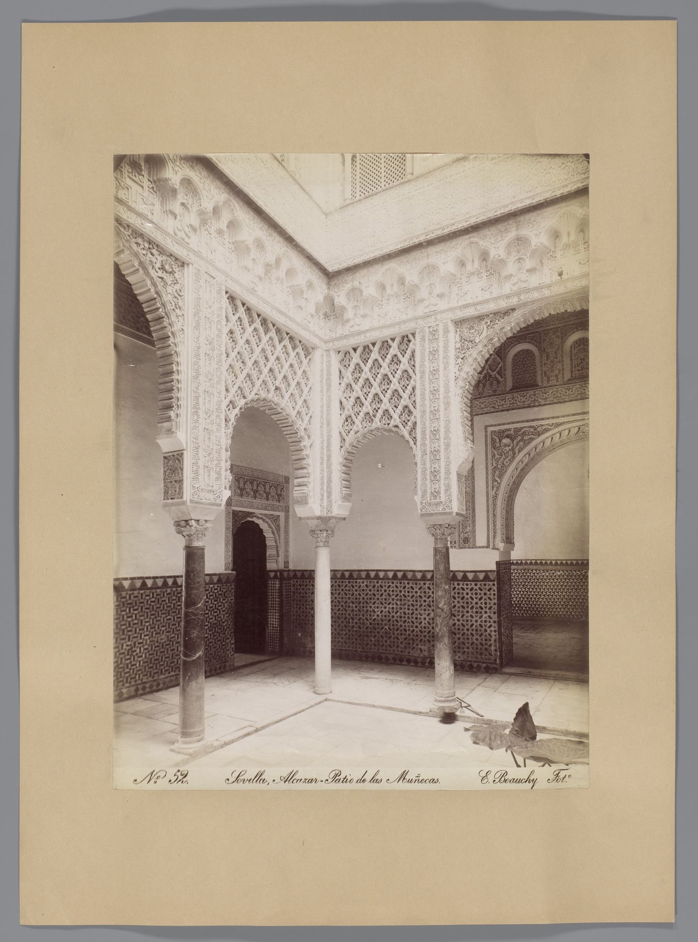 Binnenplaats van het Alcazar te Sevilla by Emilio Beauchy