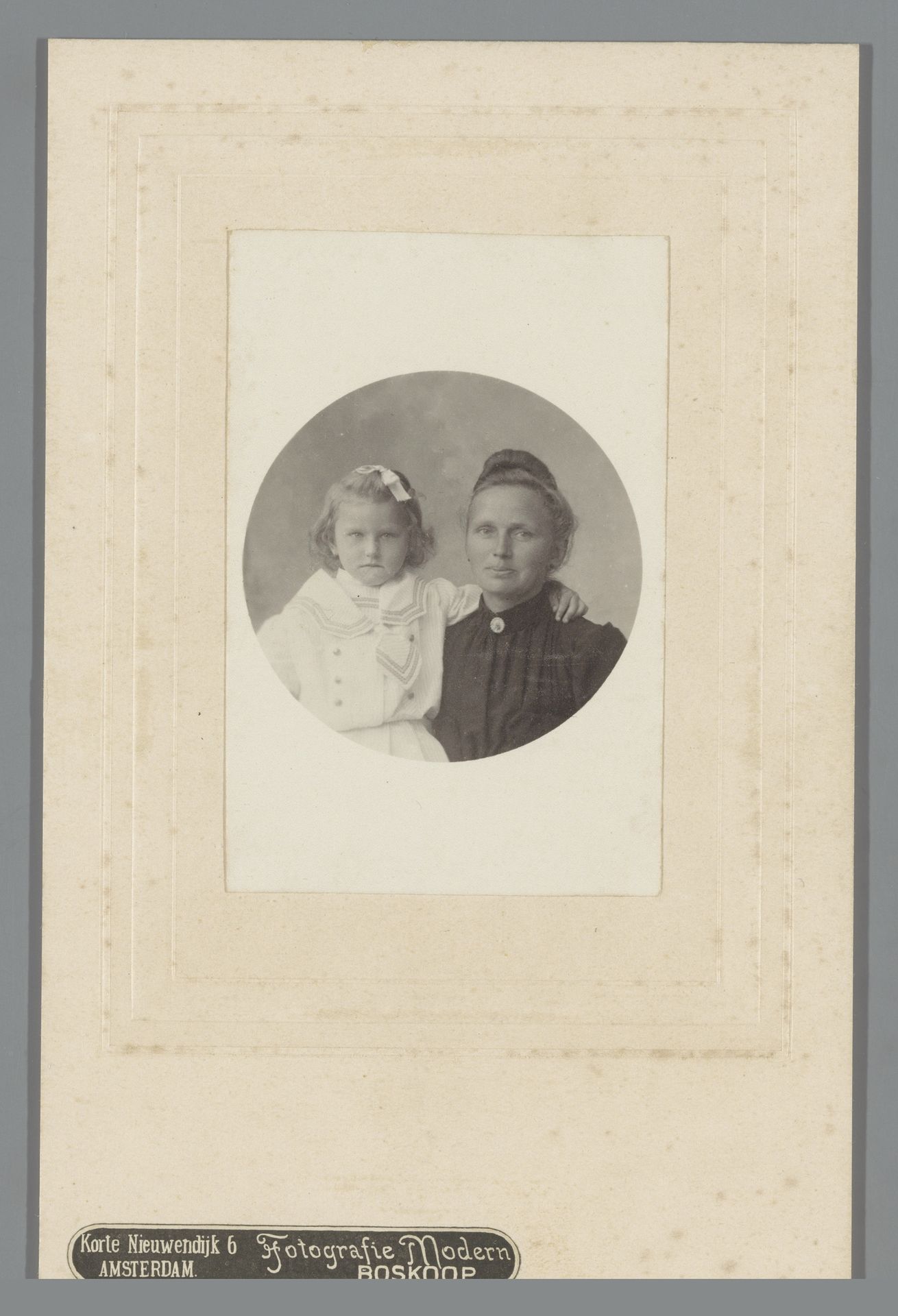 Portret van een onbekende vrouw met een meisje by Fotografie Modern