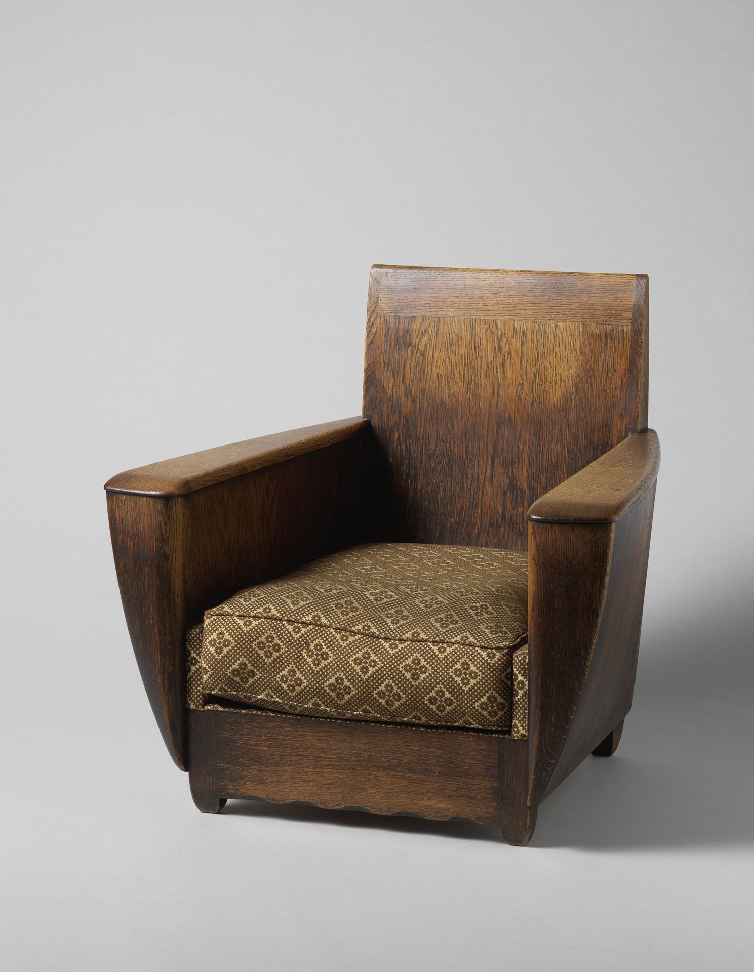Fauteuil met lage rugleuning en bekleed met een beige stof met een bruin ruitmotief by Wim Schuhmacher