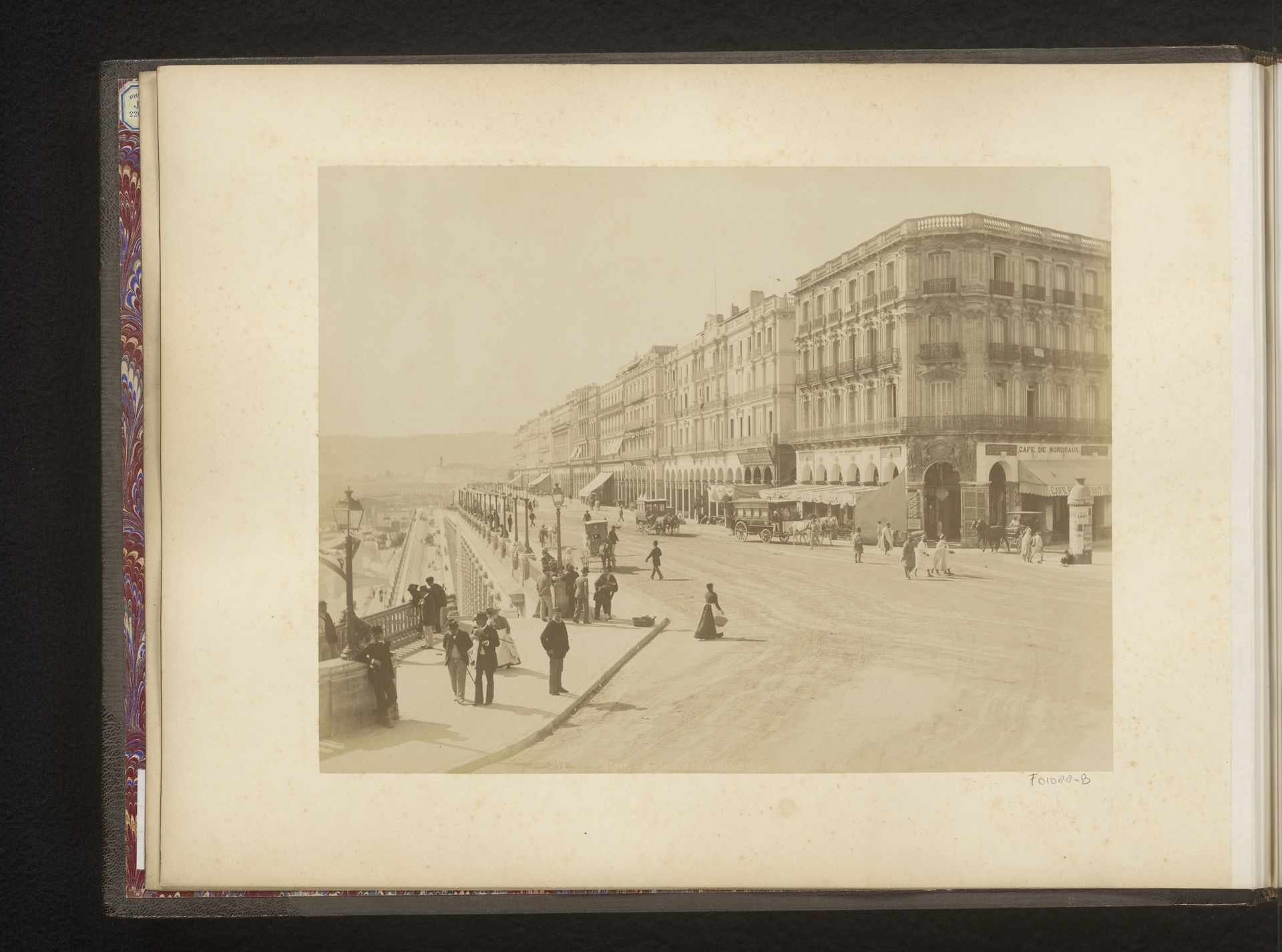 Gezicht op Boulevard de la Republique te Algiers by Étienne Neurdein