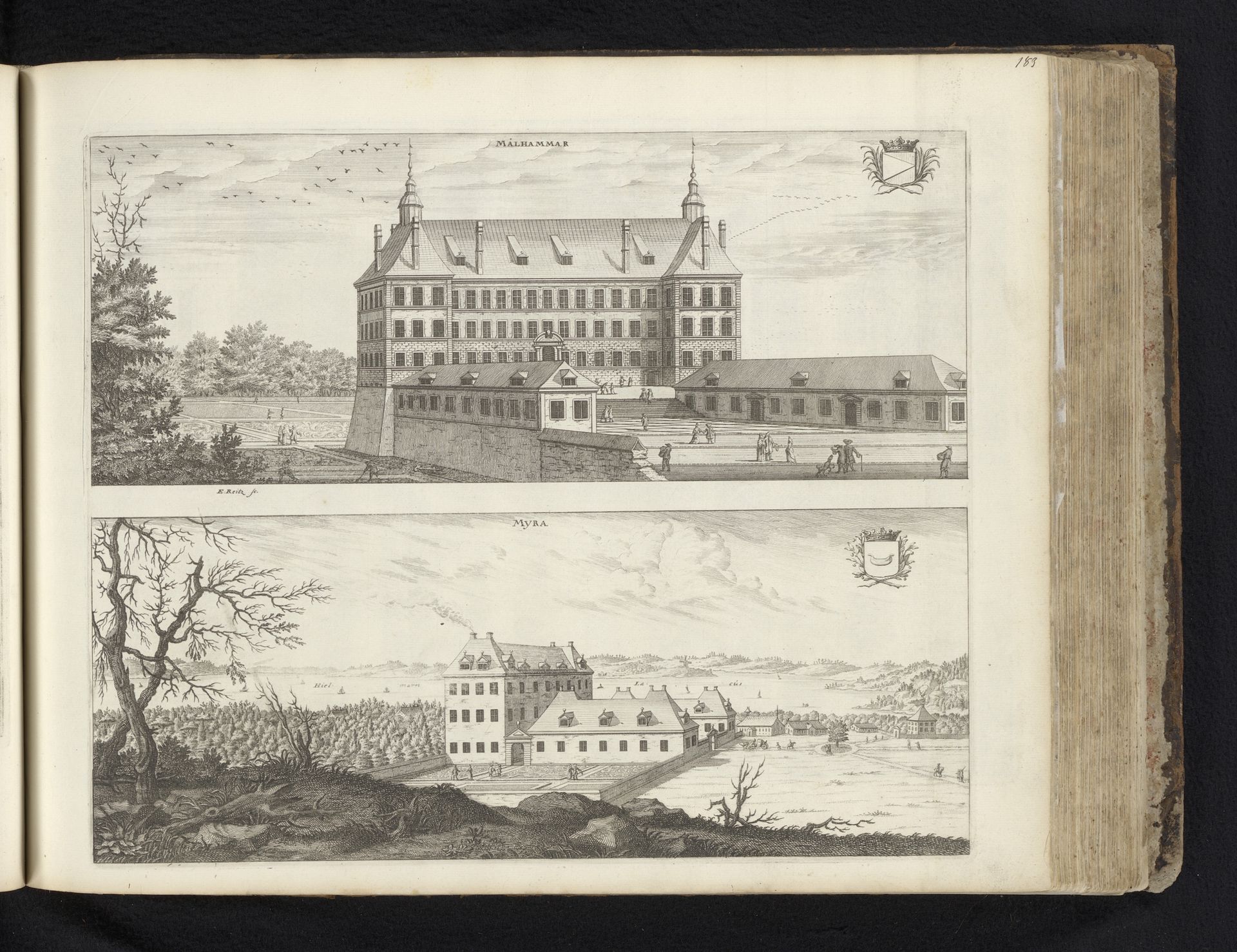 Gezicht op herenhuis Målhammar en huis Myrö by Erik Reitz