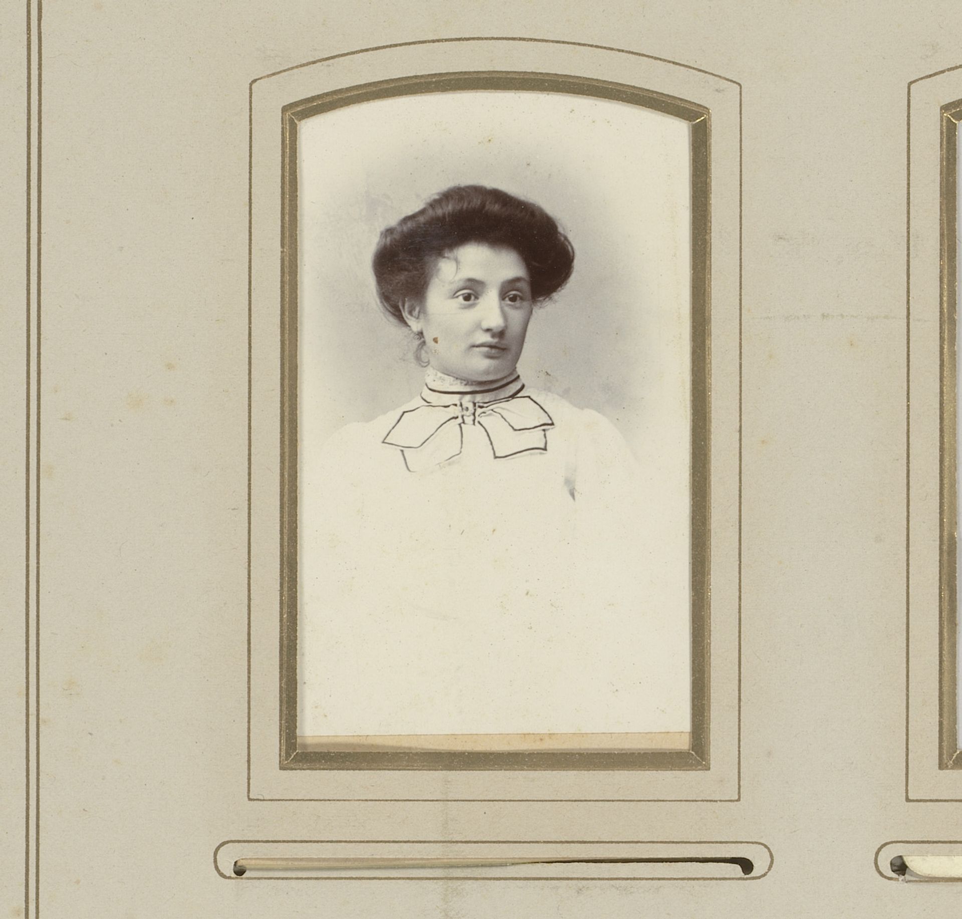 Portret van een jonge vrouw by Maxime Dotta